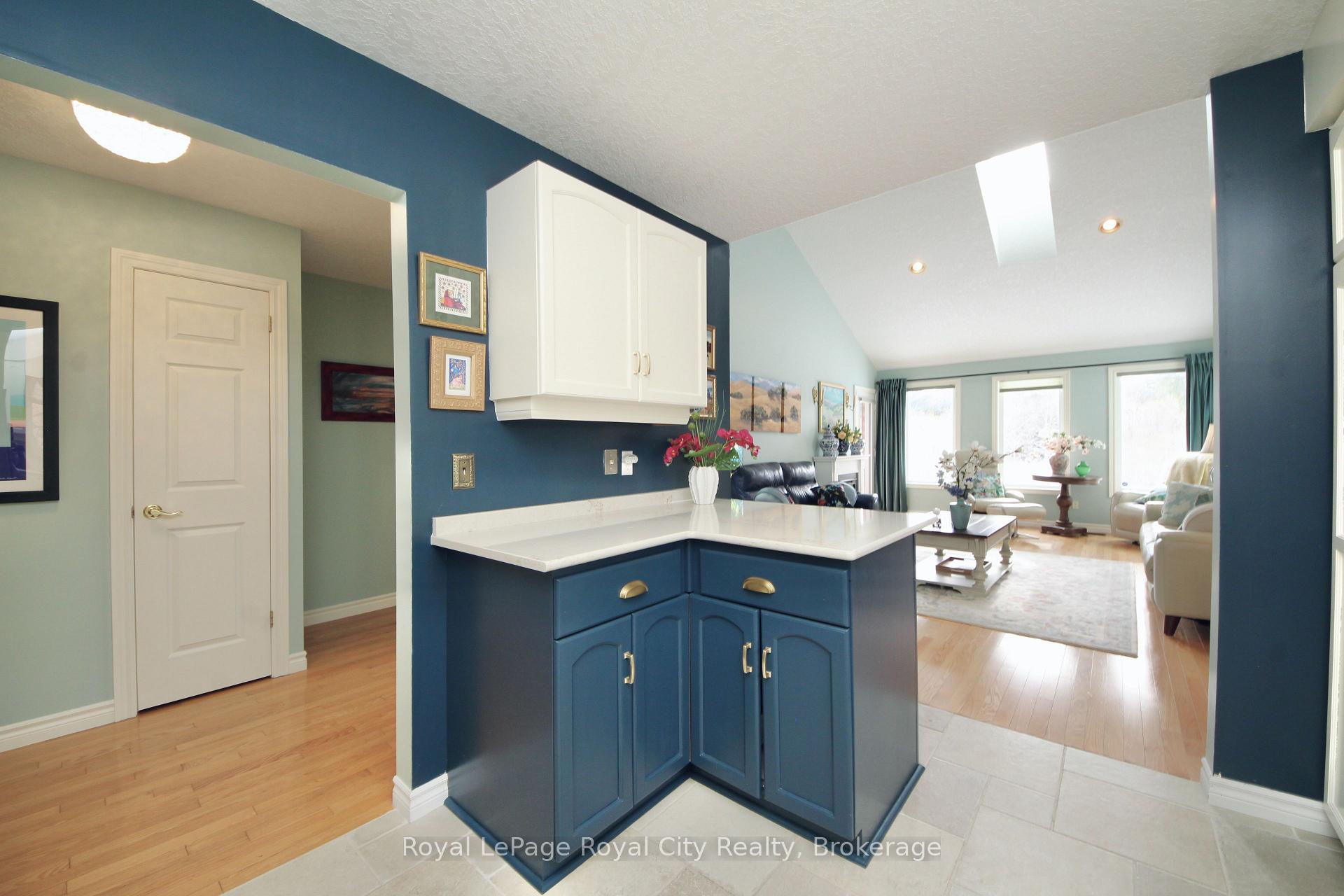 Photo 11 of 27 Somerset Glen S, Guelph, Kortright West — HOMEH