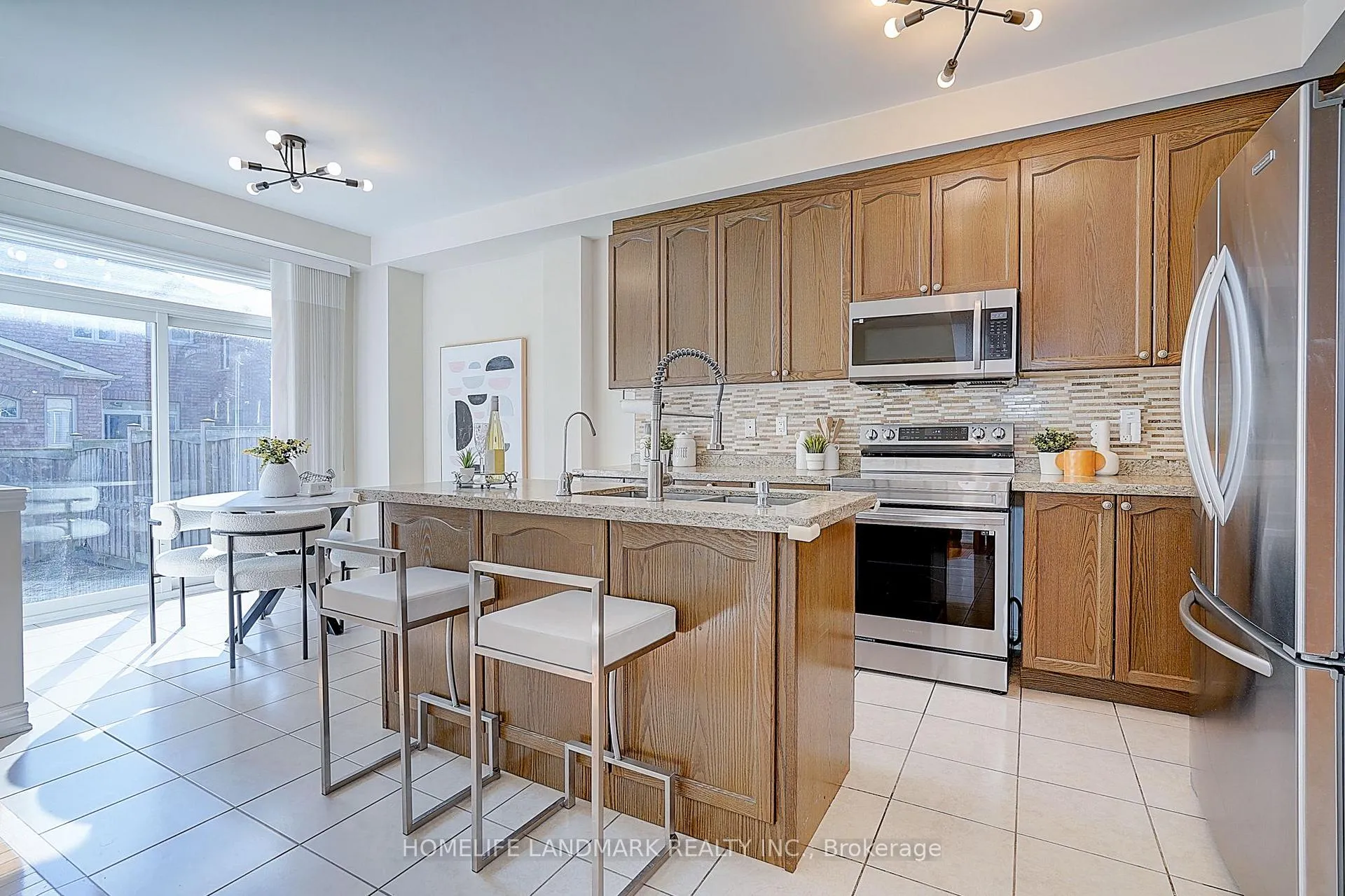 Photo 9 of 11 Chao Crescent, Richmond Hill, Oak Ridges — HOMEH