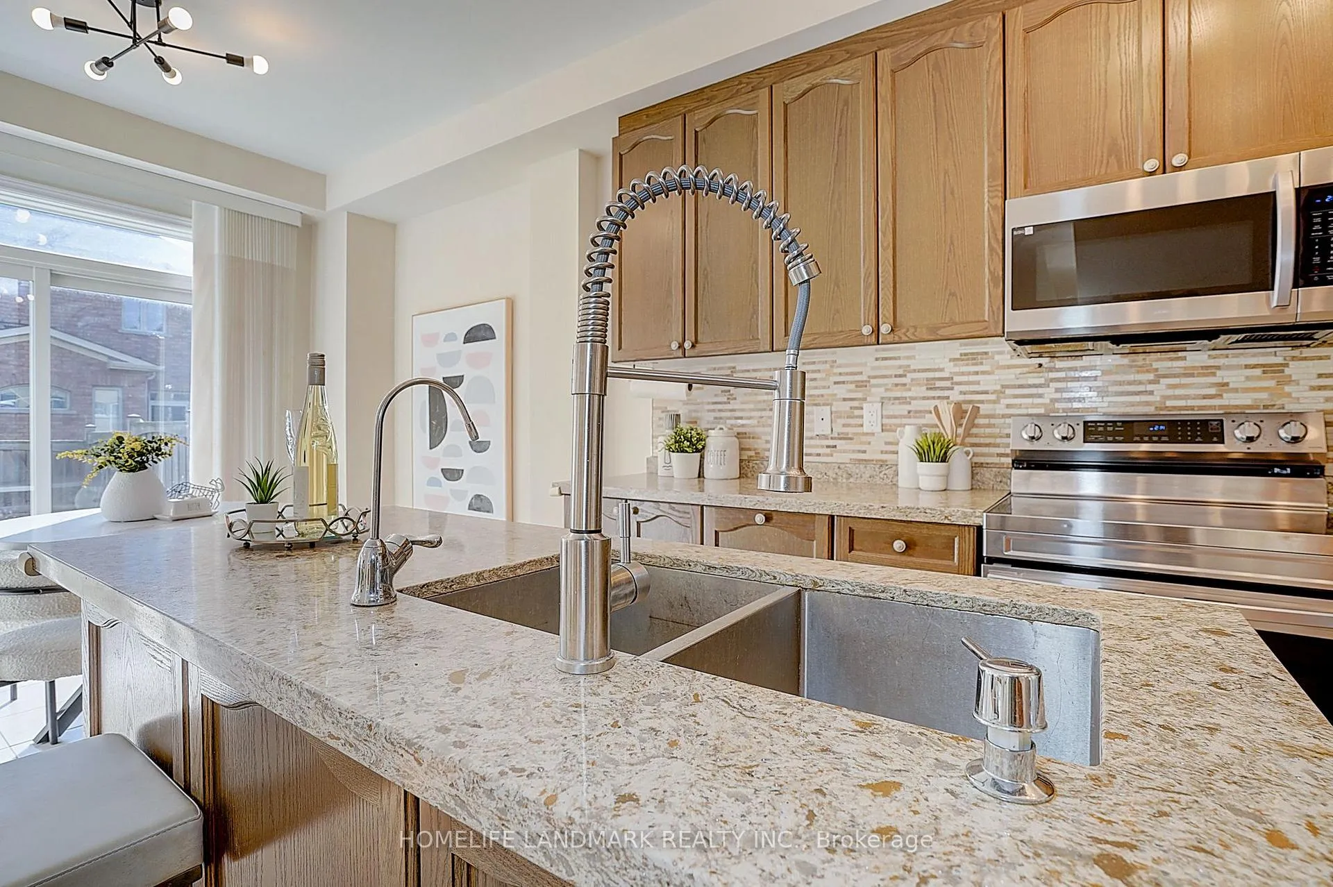 Photo 12 of 11 Chao Crescent, Richmond Hill, Oak Ridges — HOMEH