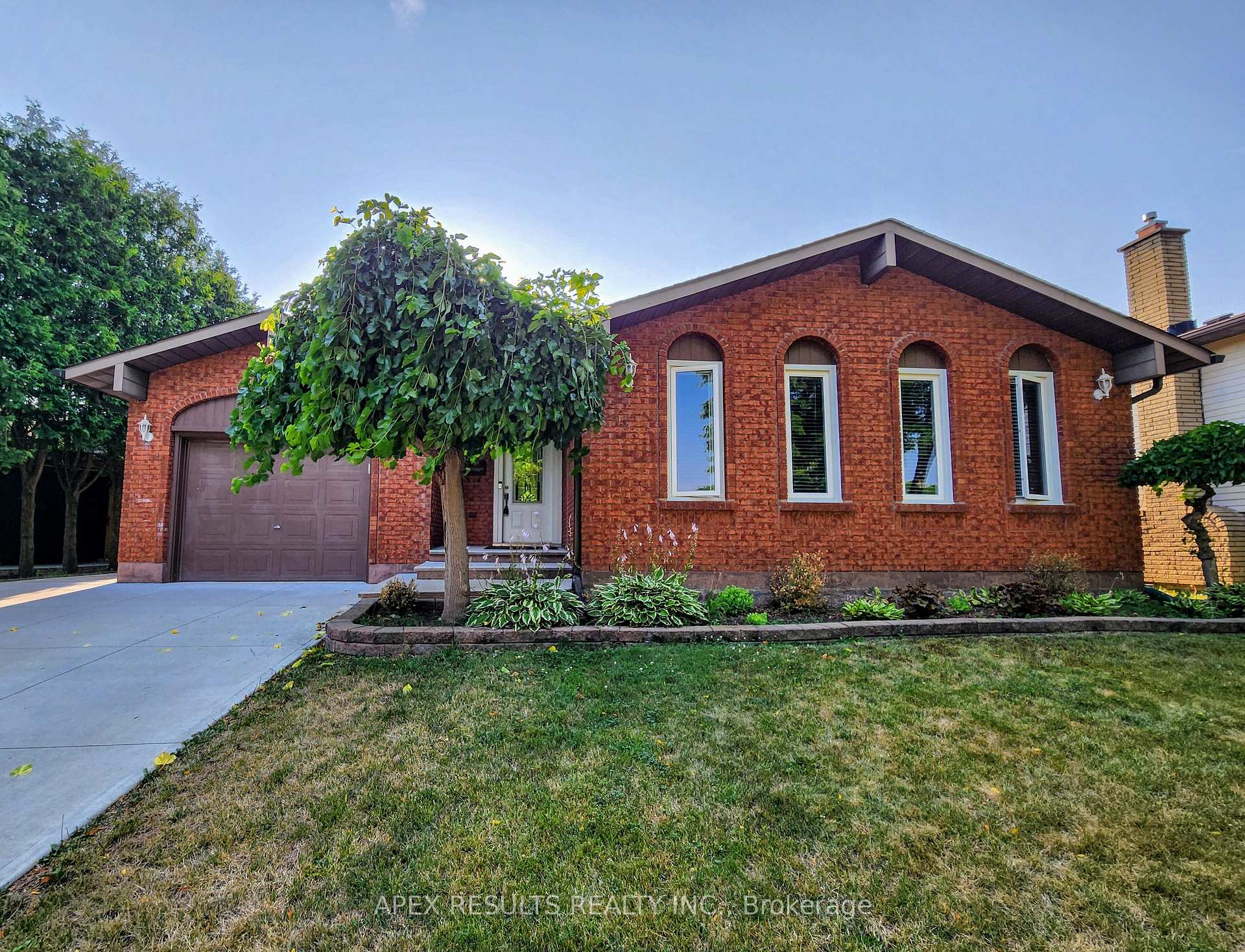 Photo 1 of 229 Athenia Drive, Hamilton, Stoney Creek Mountain — HOMEH