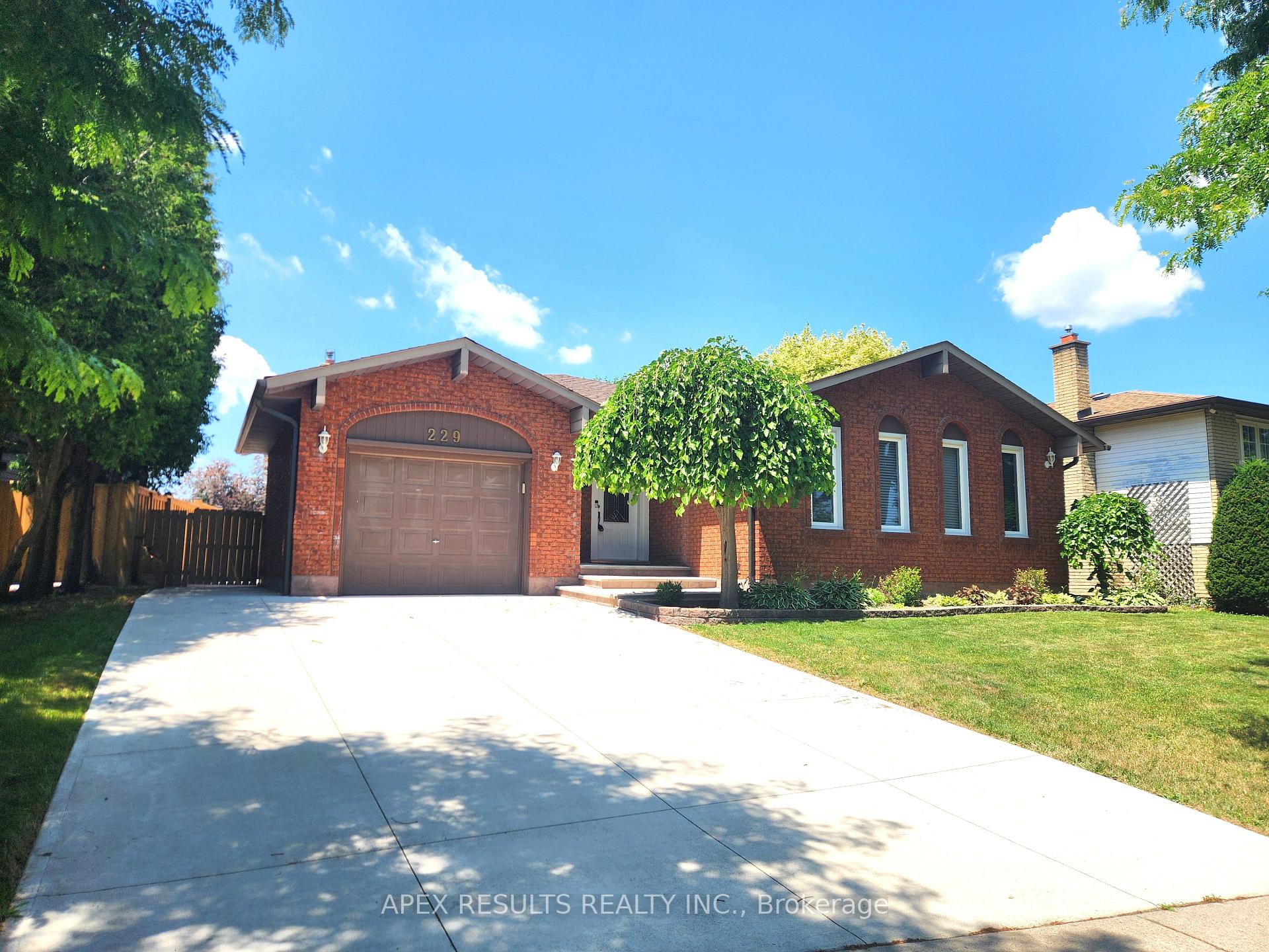 Photo 2 of 229 Athenia Drive, Hamilton, Stoney Creek Mountain — HOMEH