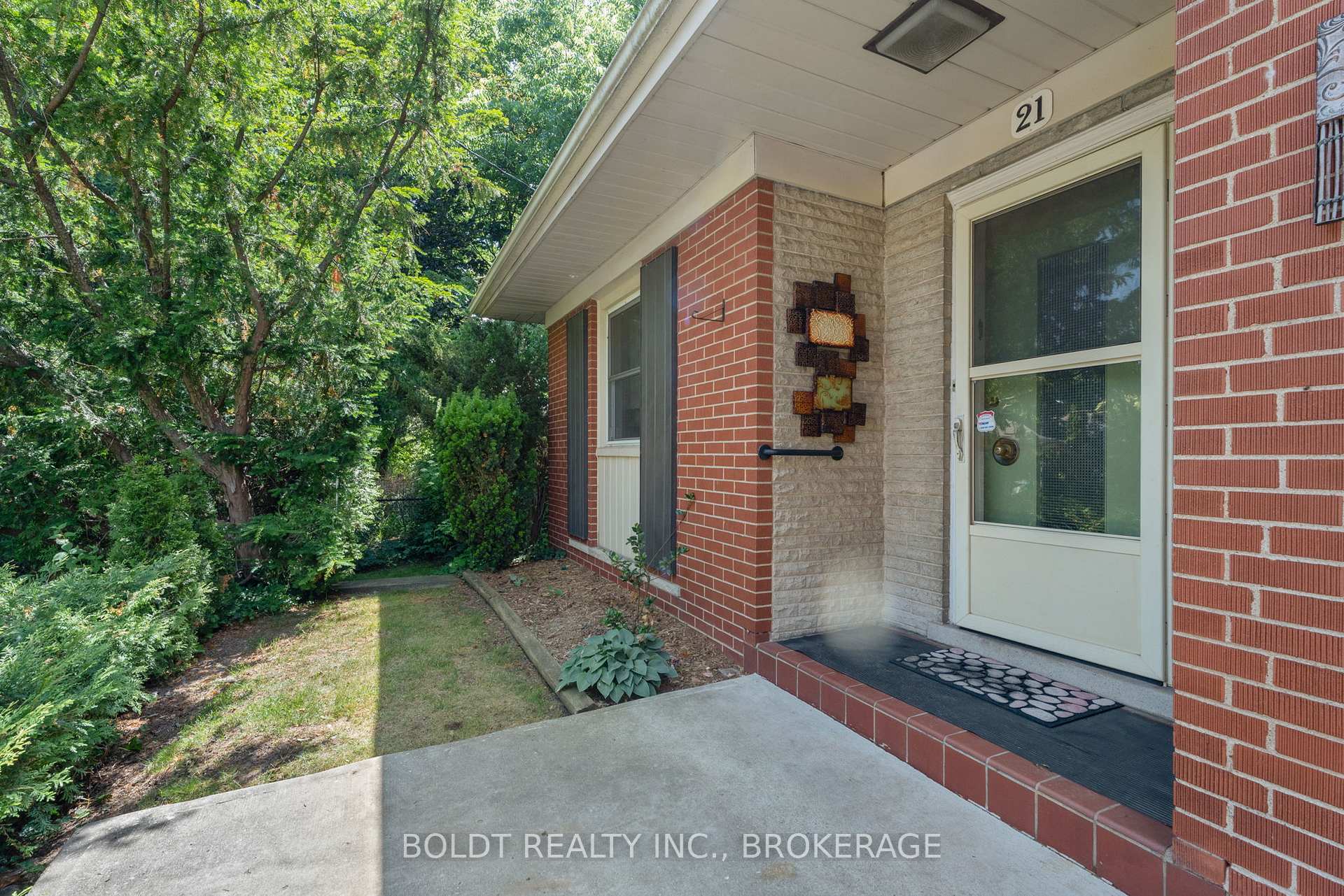 Photo 3 of 21 Beland Court, Hamilton, Glenview — HOMEH