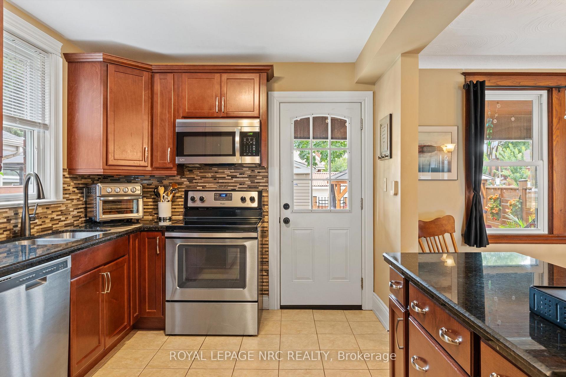Photo 7 of 107 Wexford Avenue S, Hamilton, Delta — HOMEH