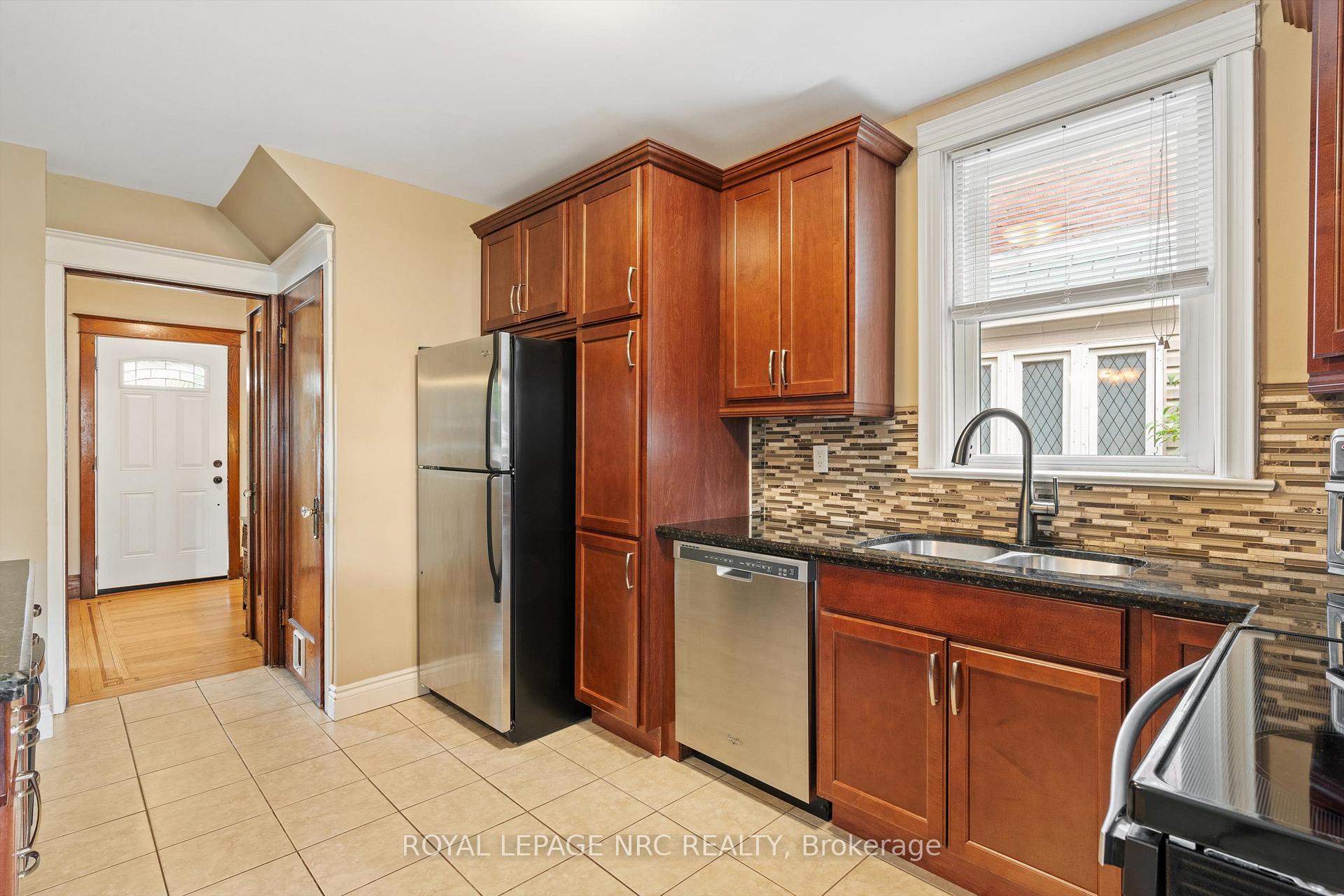 Photo 8 of 107 Wexford Avenue S, Hamilton, Delta — HOMEH