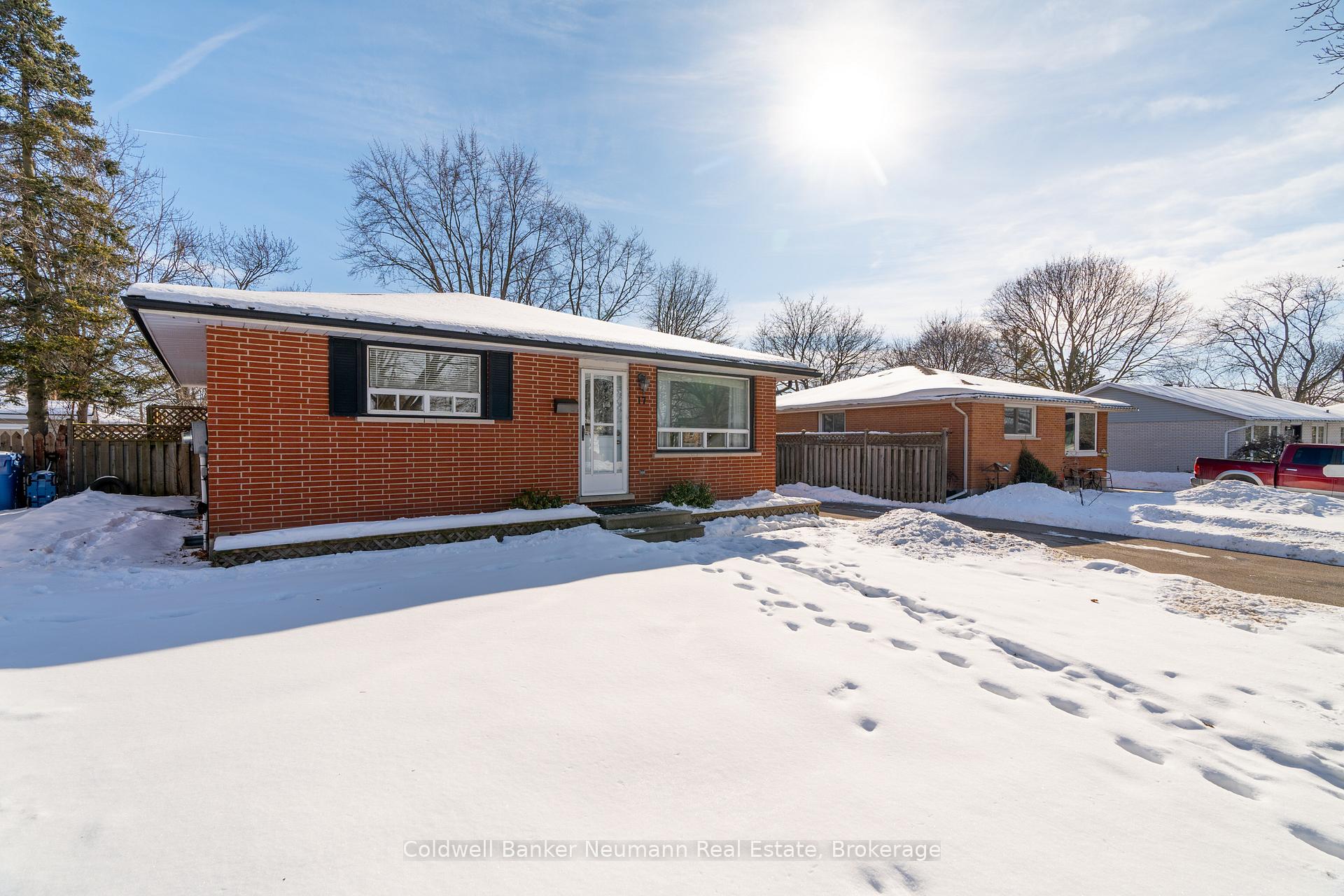 Photo 3 of 17 Argyle Drive, Guelph, Dovercliffe Park/Old University — HOMEH