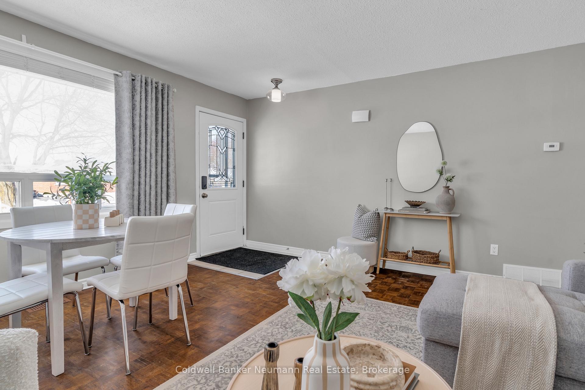 Photo 8 of 17 Argyle Drive, Guelph, Dovercliffe Park/Old University — HOMEH