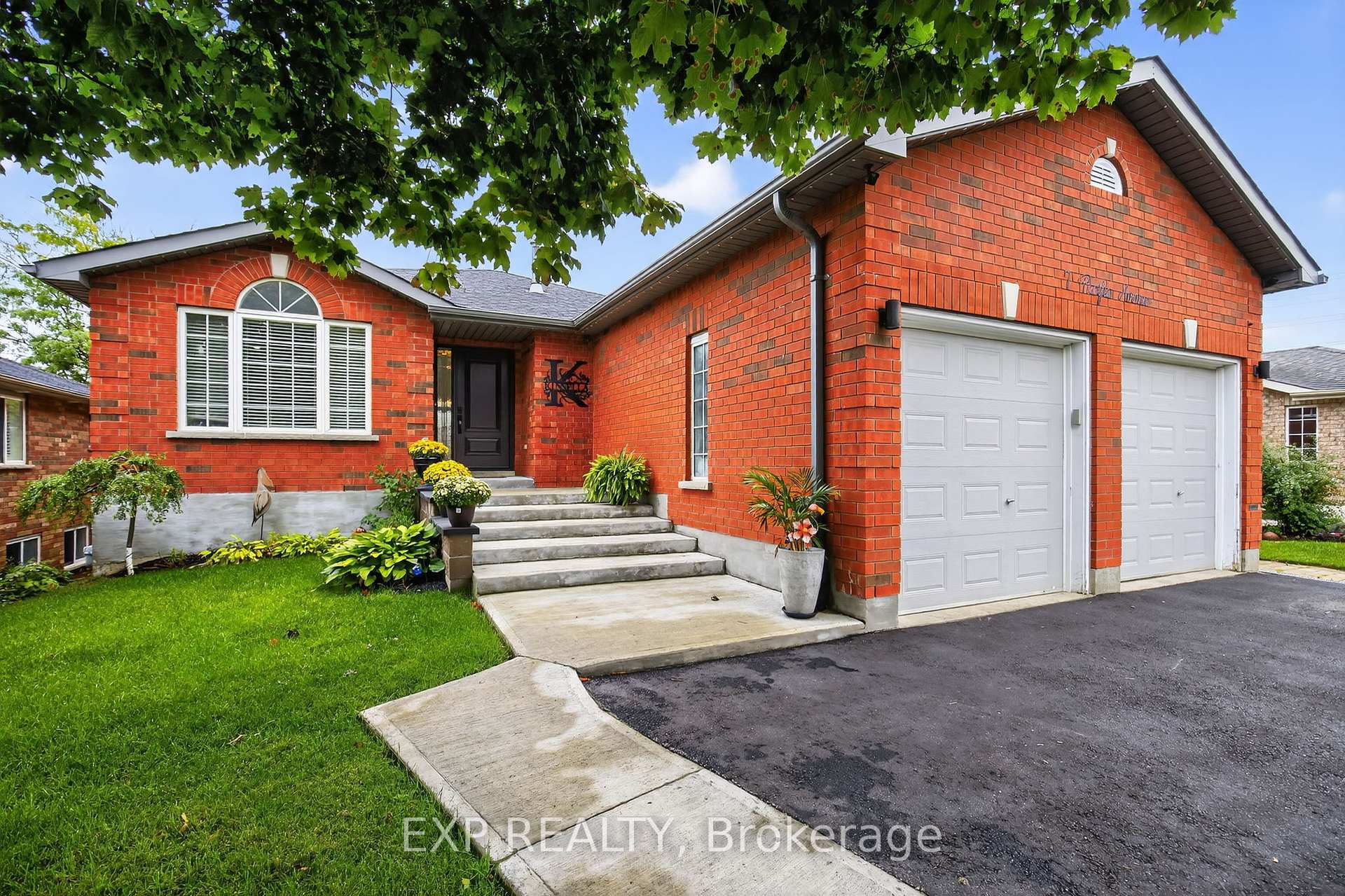 Photo 2 of 7 Pacific Avenue, Barrie, Little Lake — HOMEH