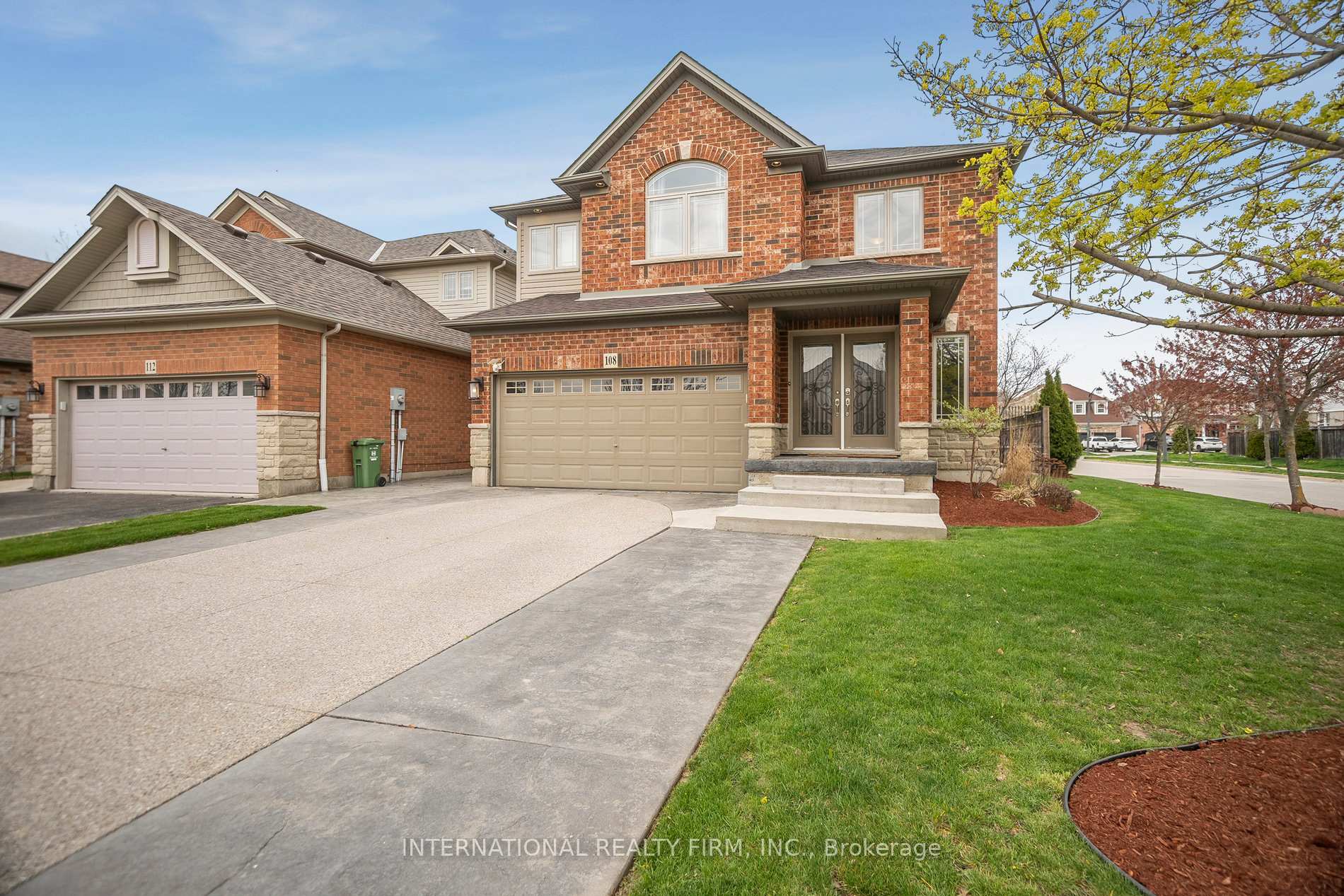 Photo 2 of 108 Great Oak Trail, Hamilton, Binbrook — HOMEH