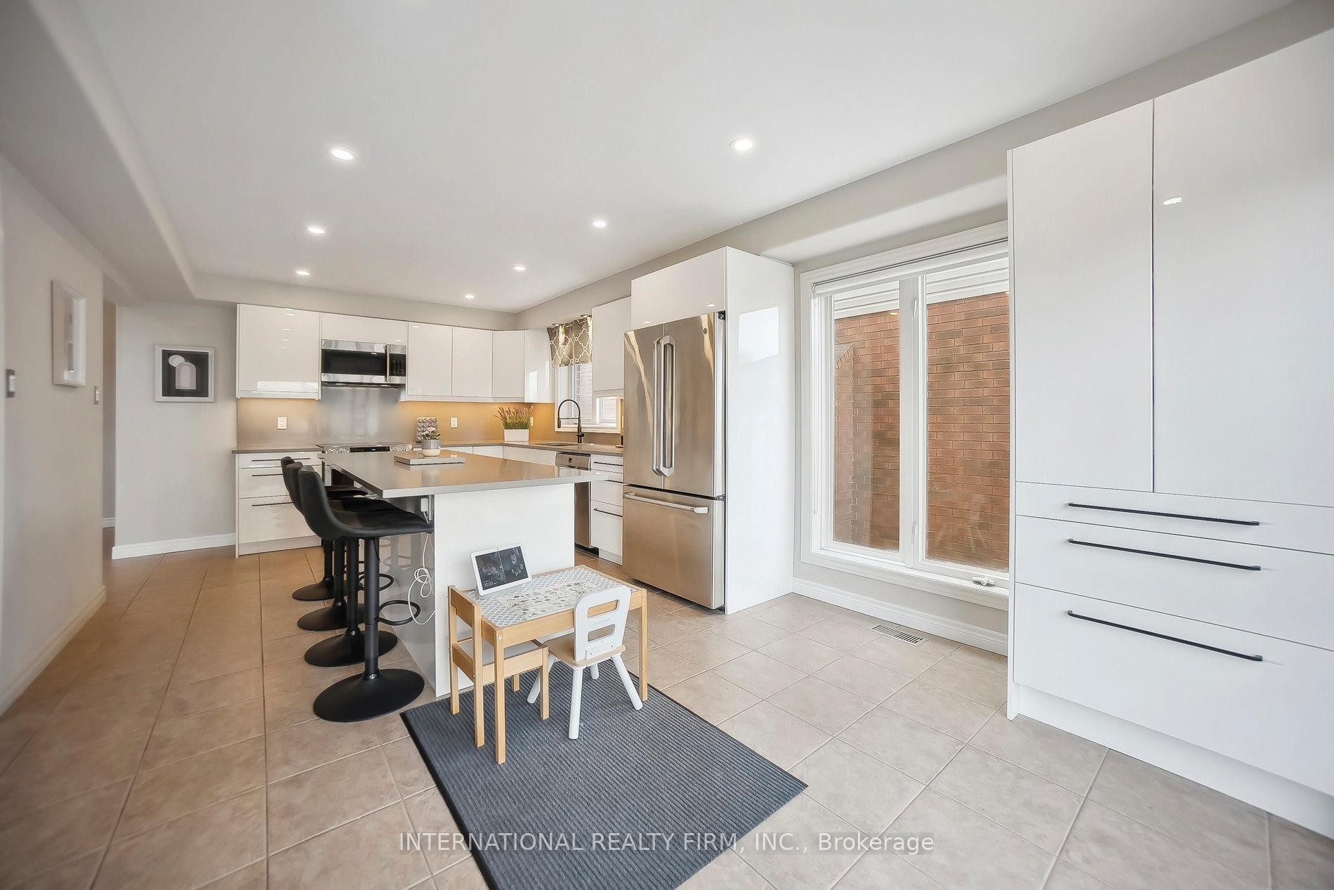 Photo 11 of 108 Great Oak Trail, Hamilton, Binbrook — HOMEH