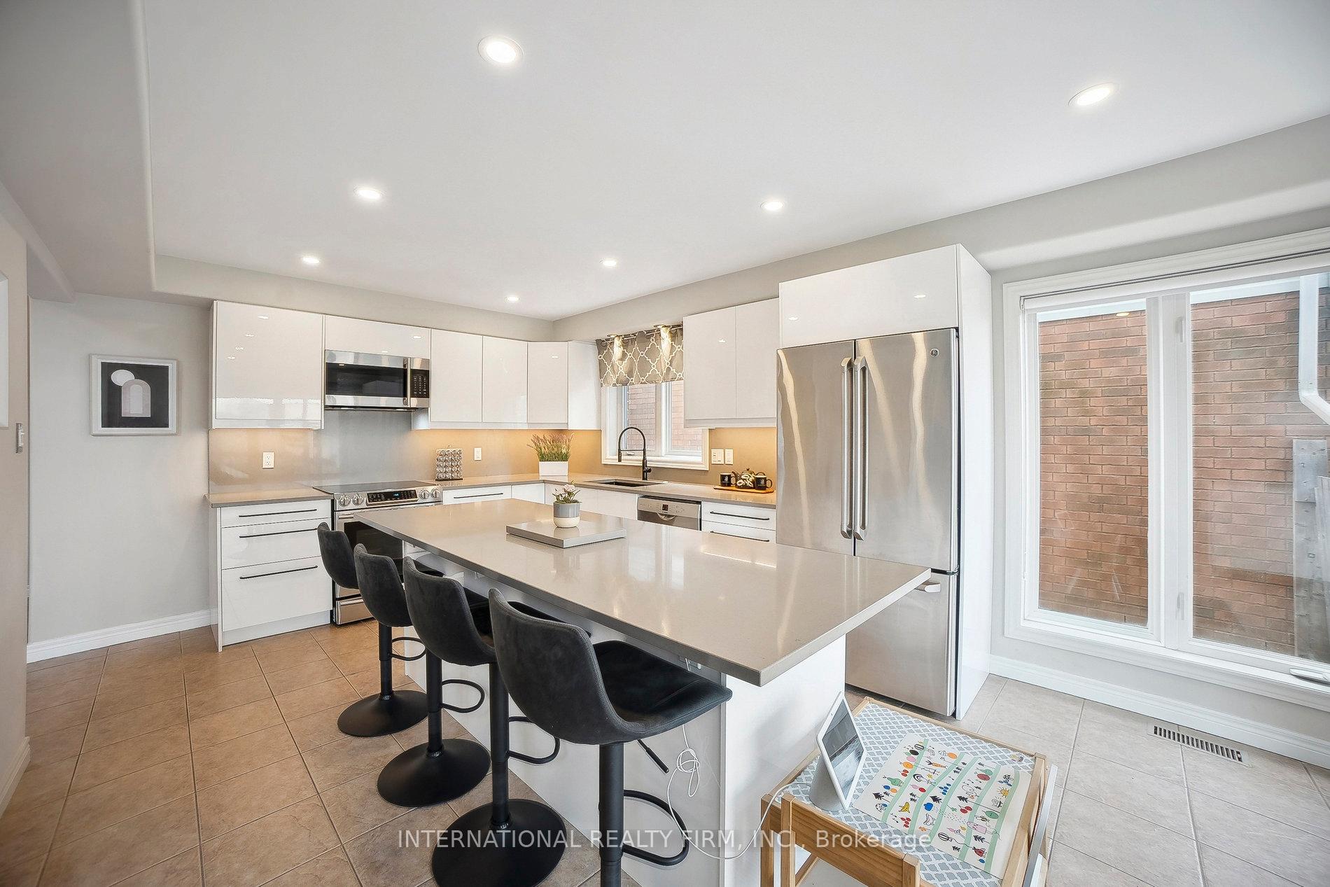 Photo 12 of 108 Great Oak Trail, Hamilton, Binbrook — HOMEH