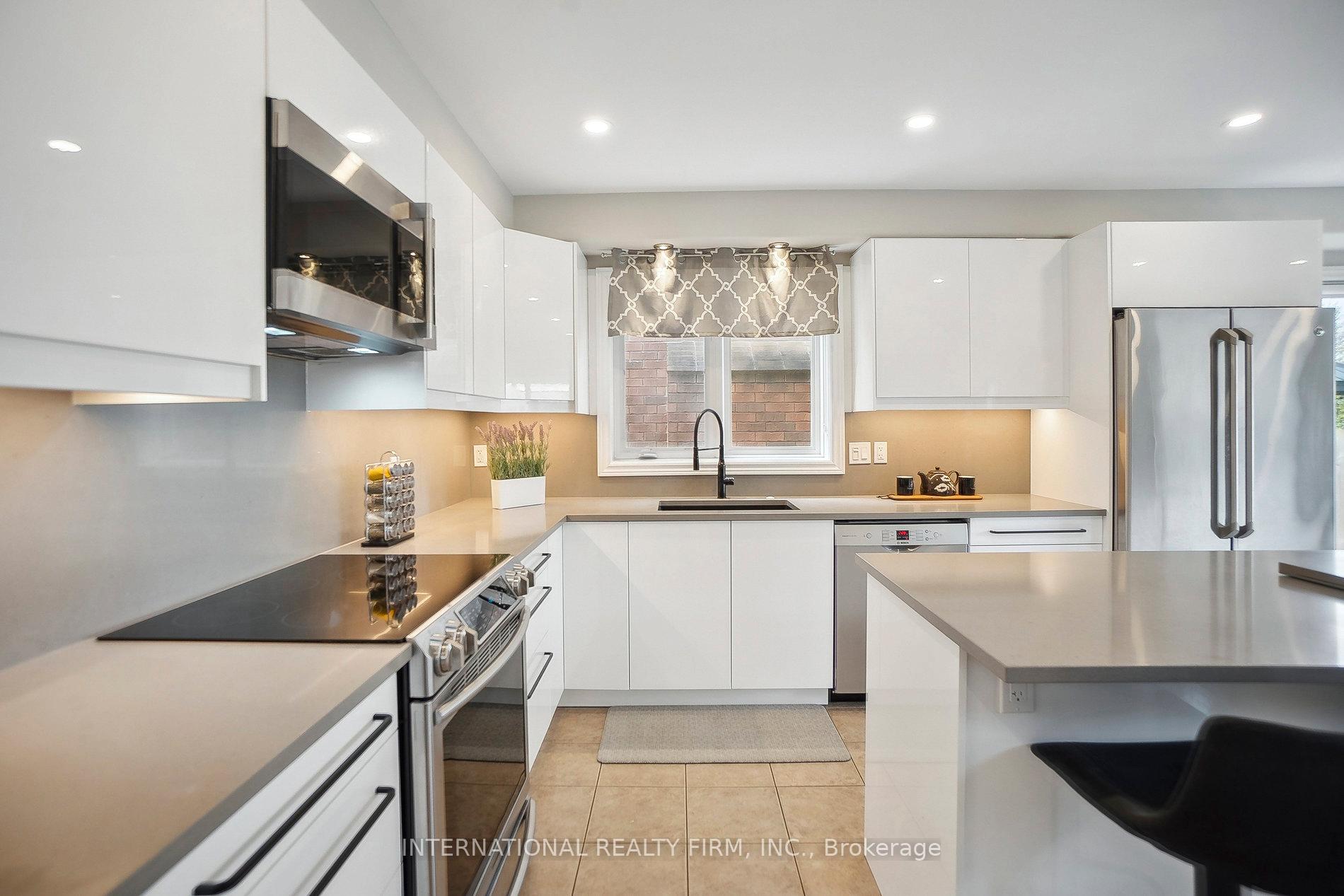 Photo 13 of 108 Great Oak Trail, Hamilton, Binbrook — HOMEH