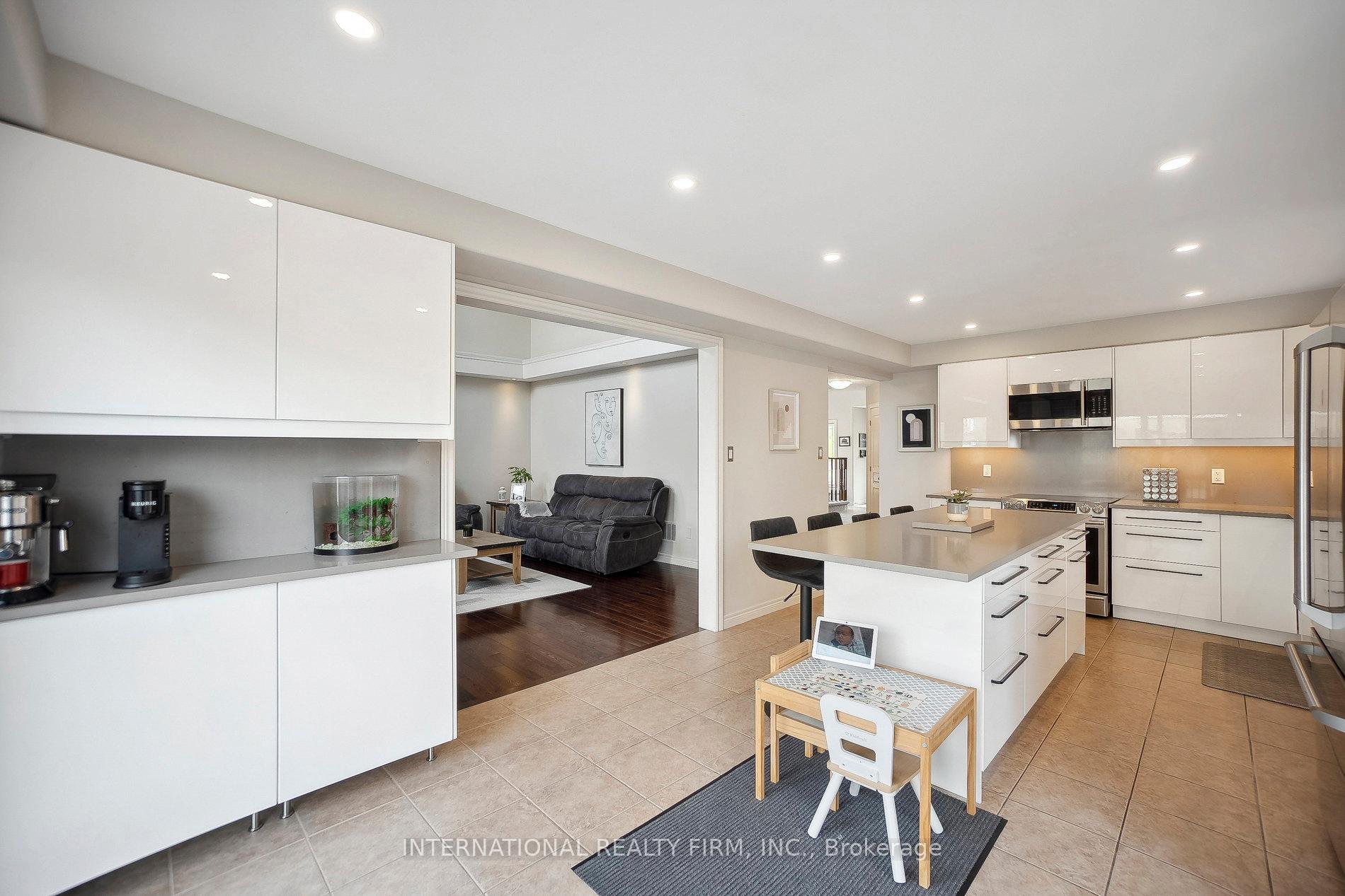Photo 16 of 108 Great Oak Trail, Hamilton, Binbrook — HOMEH