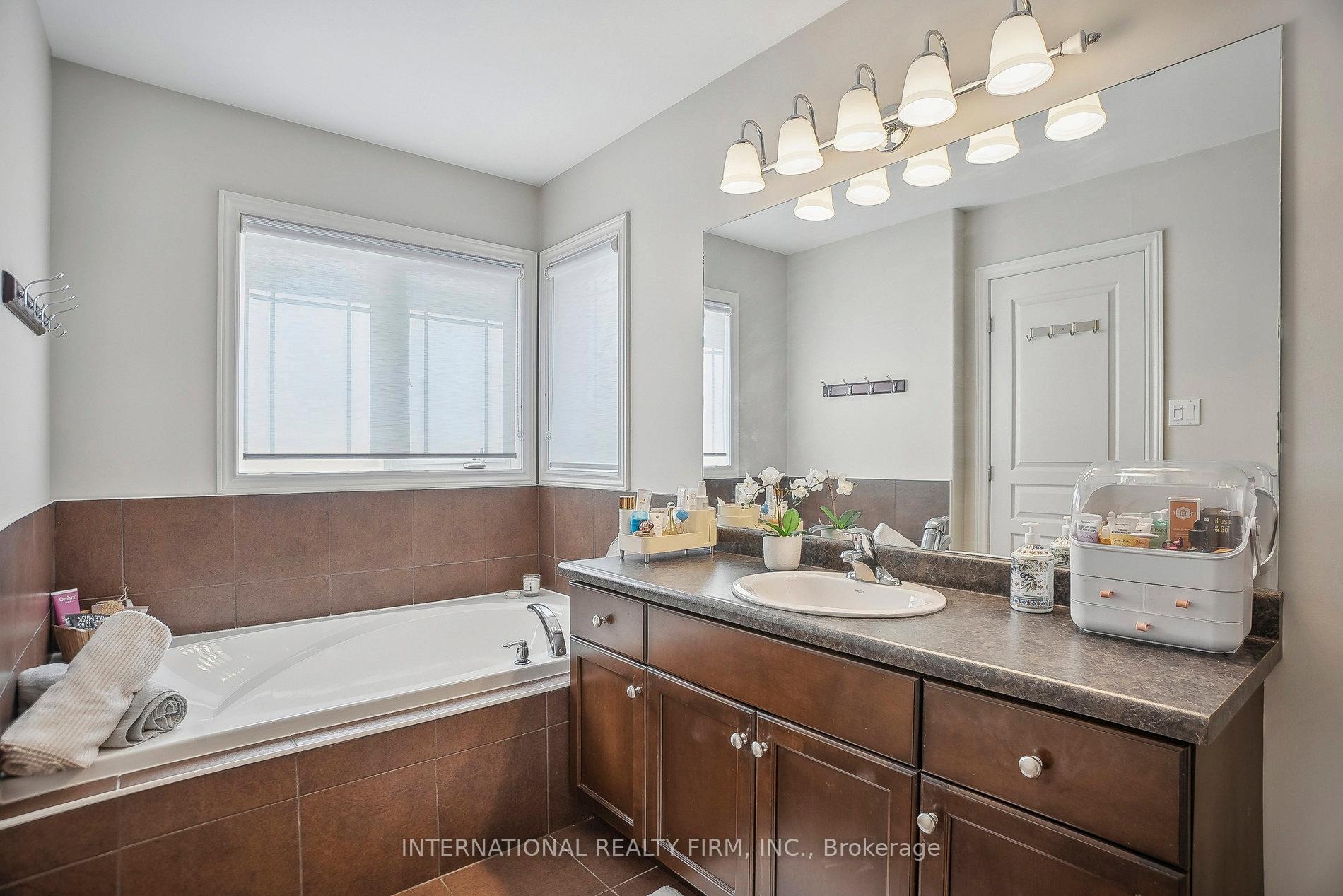 Photo 24 of 108 Great Oak Trail, Hamilton, Binbrook — HOMEH