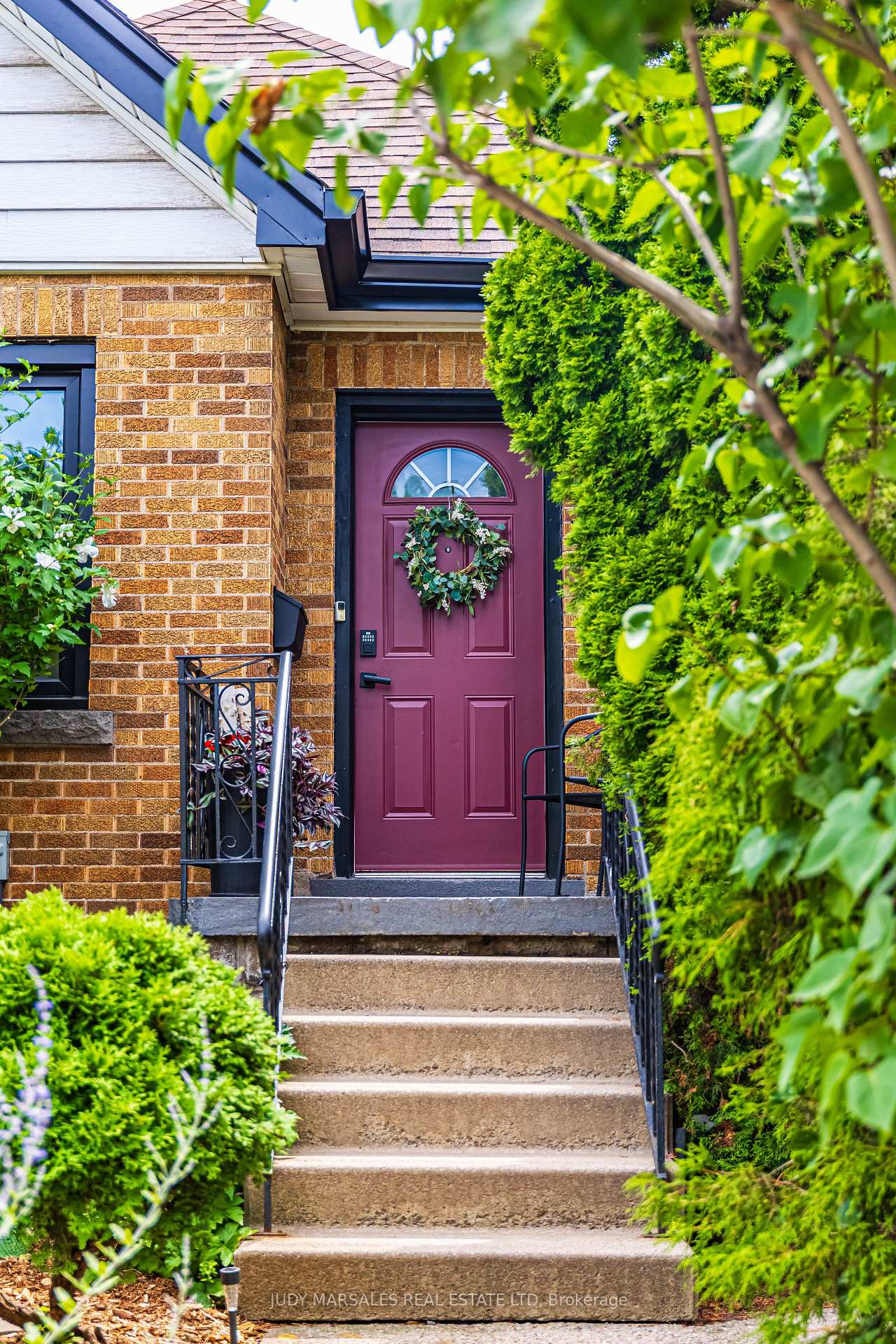 Photo 3 of 343 Charlton Avenue W, Hamilton, Kirkendall — HOMEH
