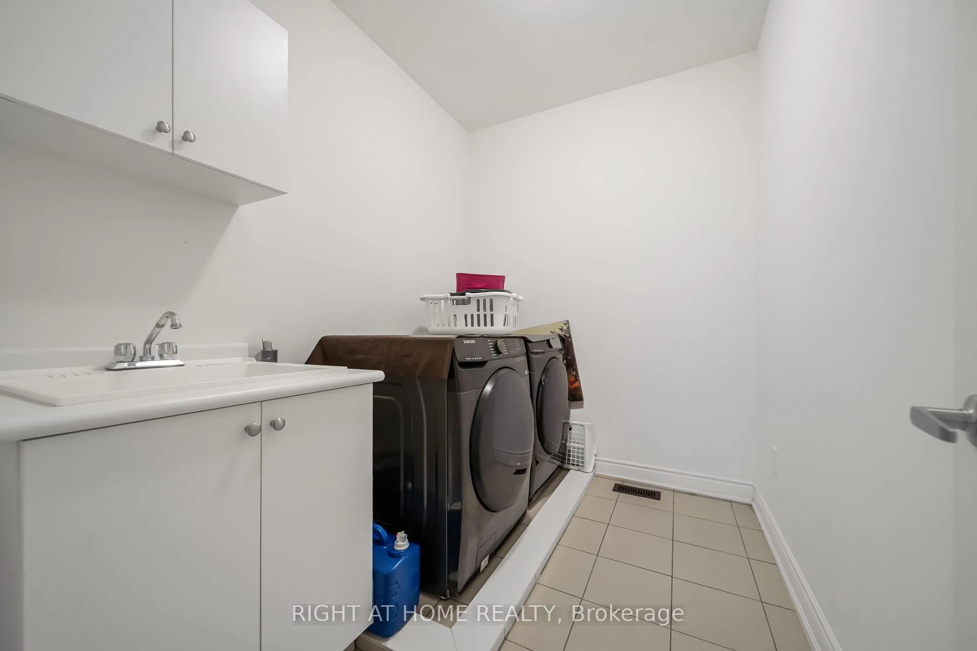 Photo 27 of 171 Great Falls Boulevard, Hamilton, Waterdown — HOMEH