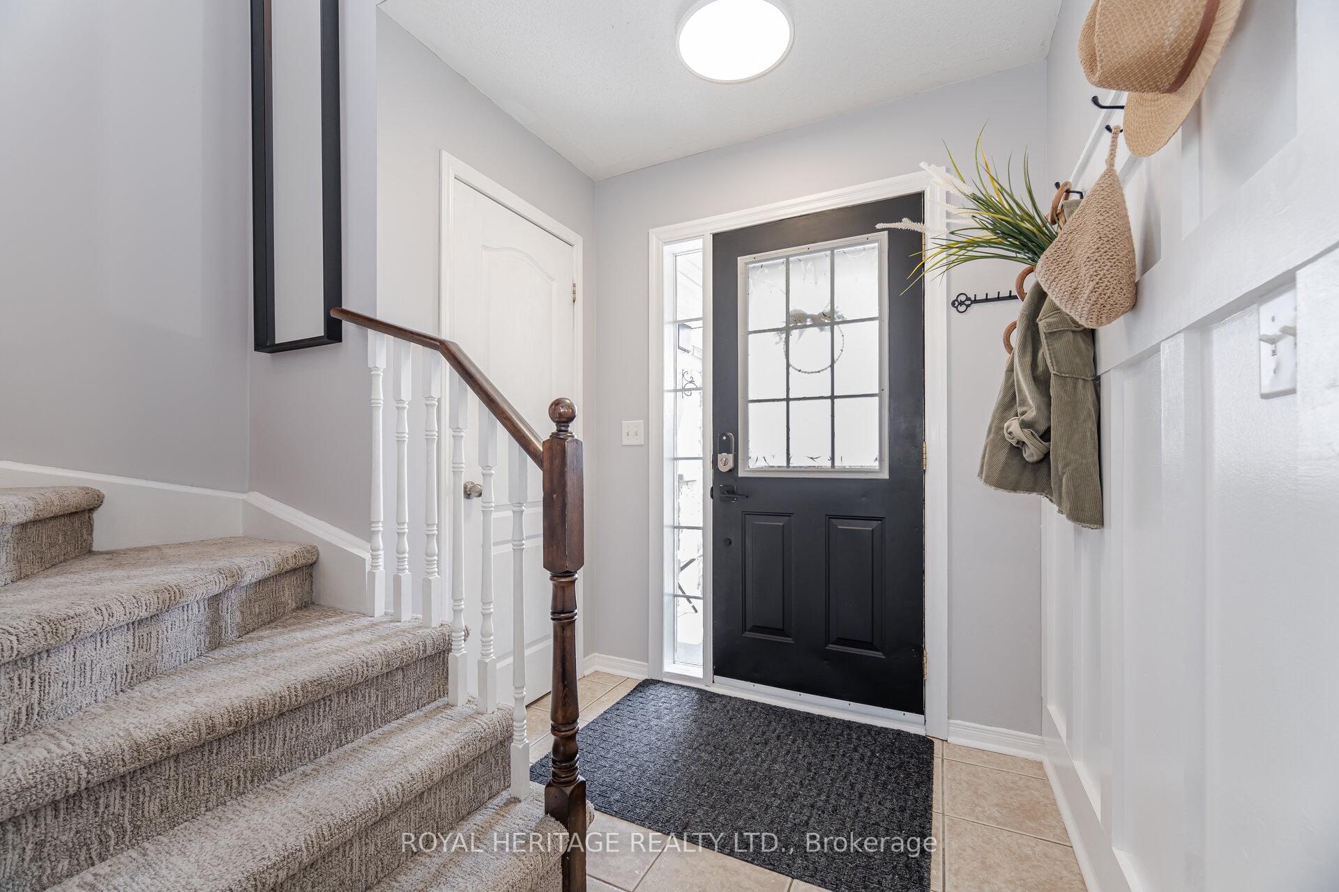 Photo 3 of 16 Dodds Square, Clarington, Bowmanville — HOMEH