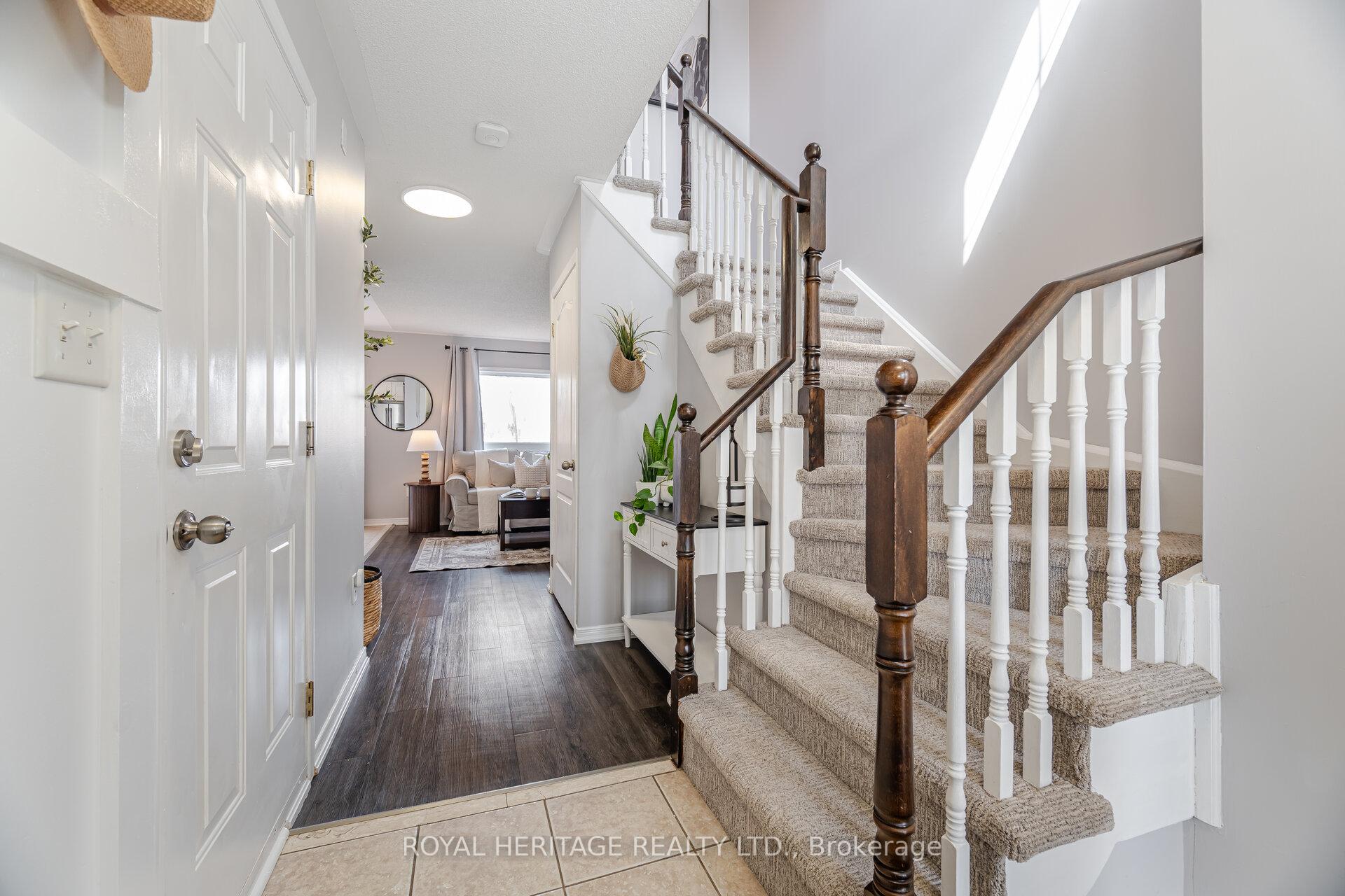 Photo 4 of 16 Dodds Square, Clarington, Bowmanville — HOMEH