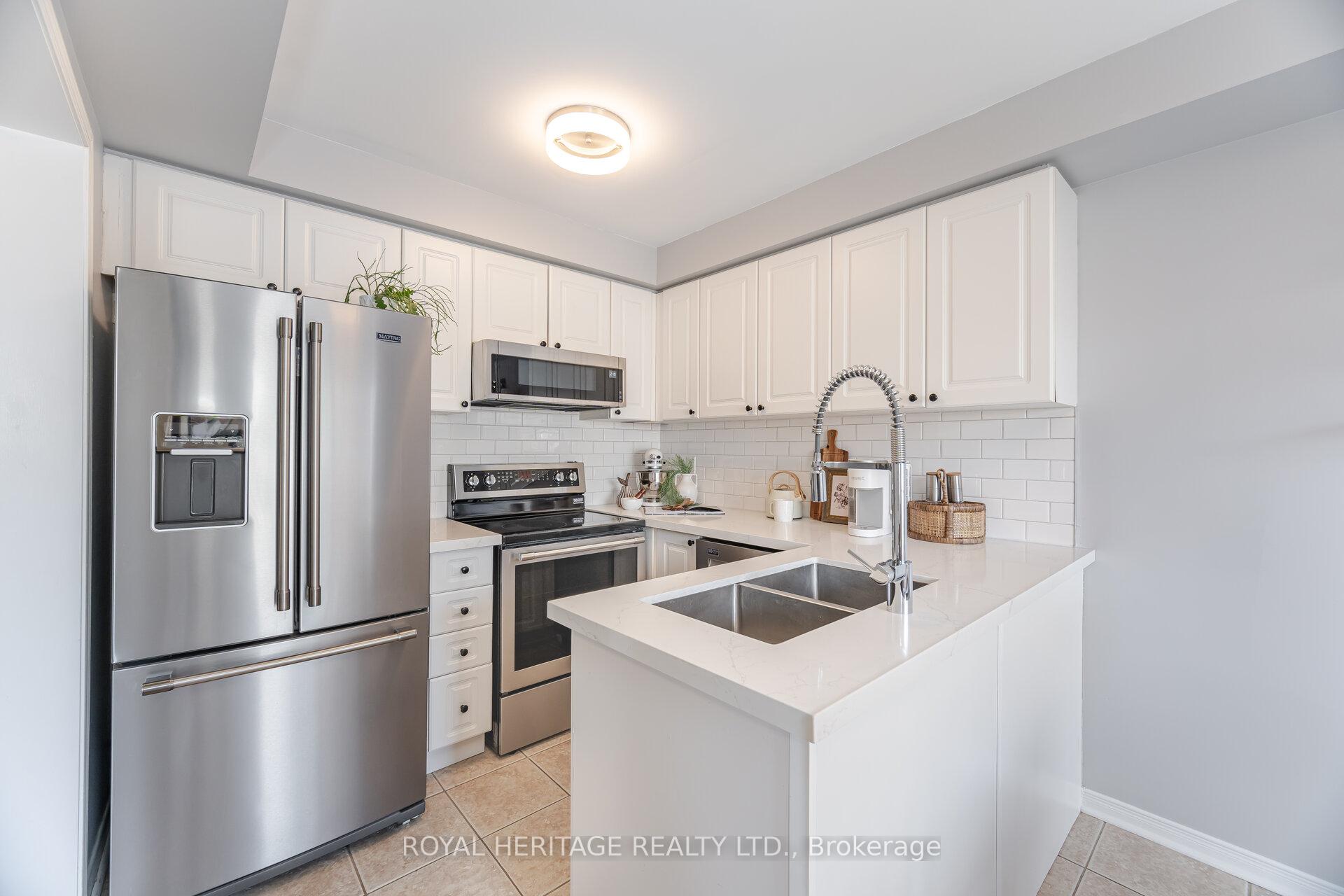 Photo 8 of 16 Dodds Square, Clarington, Bowmanville — HOMEH