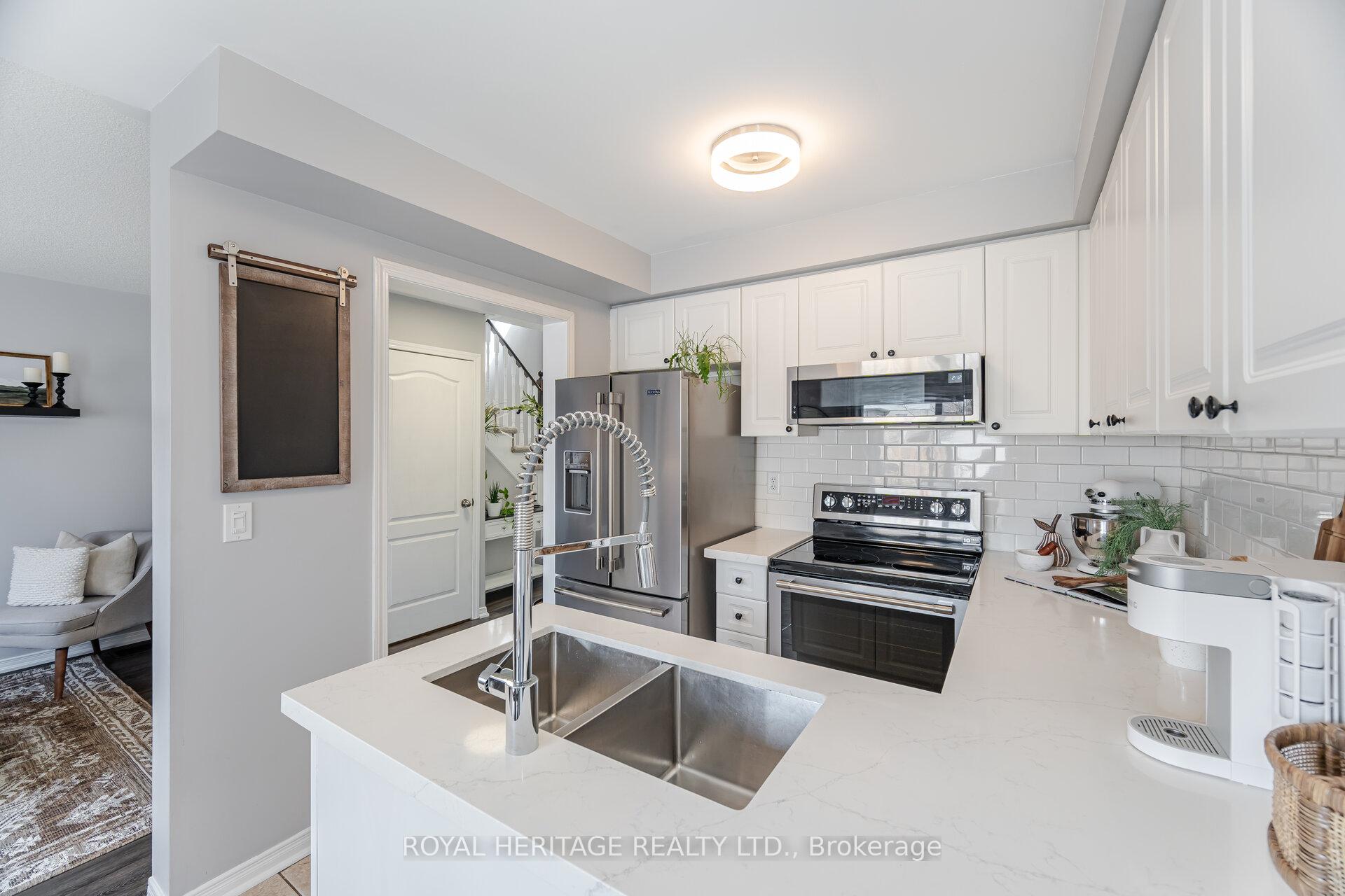 Photo 9 of 16 Dodds Square, Clarington, Bowmanville — HOMEH