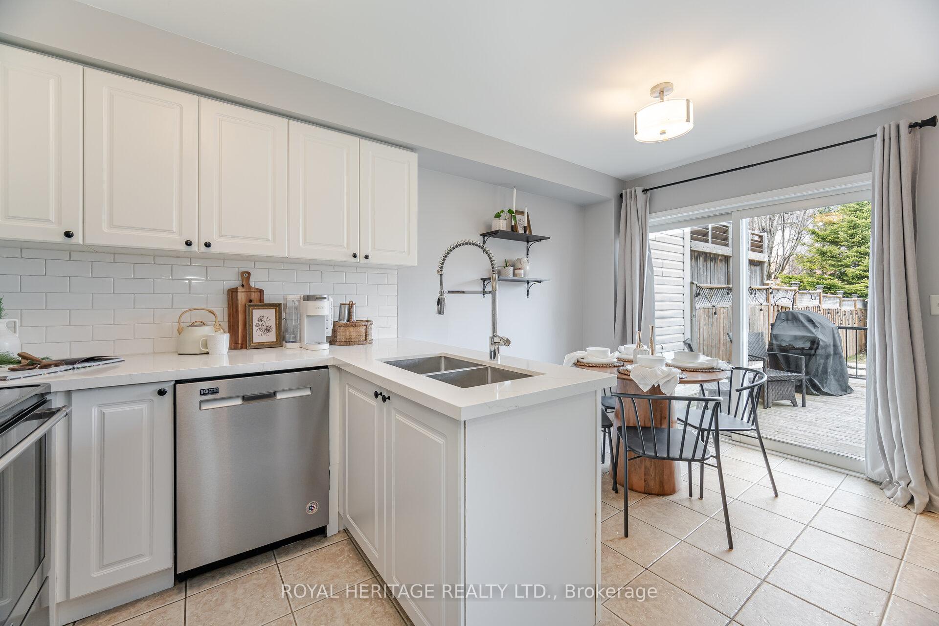 Photo 10 of 16 Dodds Square, Clarington, Bowmanville — HOMEH