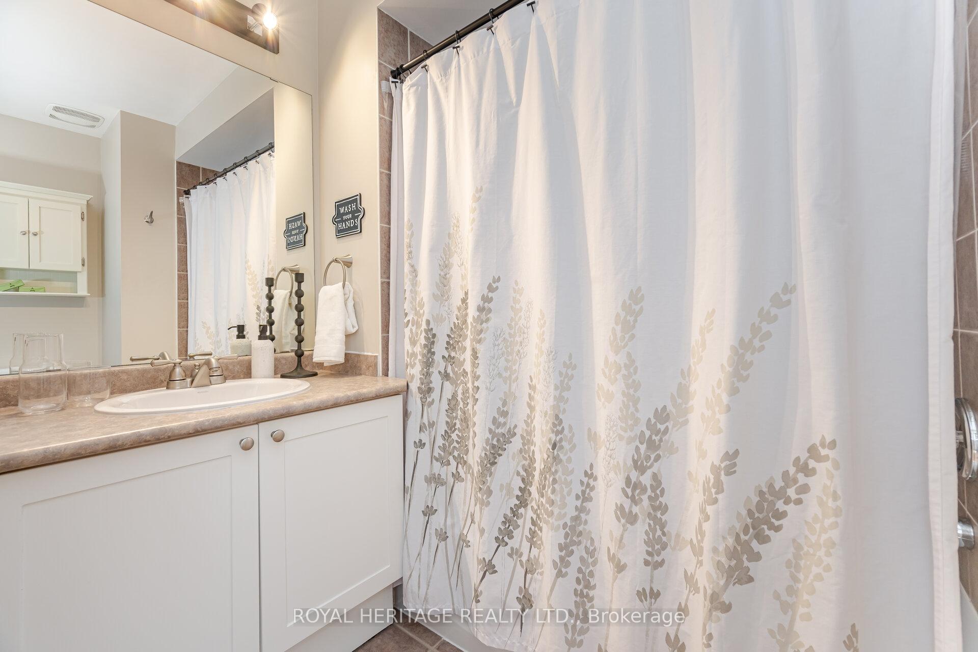 Photo 14 of 16 Dodds Square, Clarington, Bowmanville — HOMEH