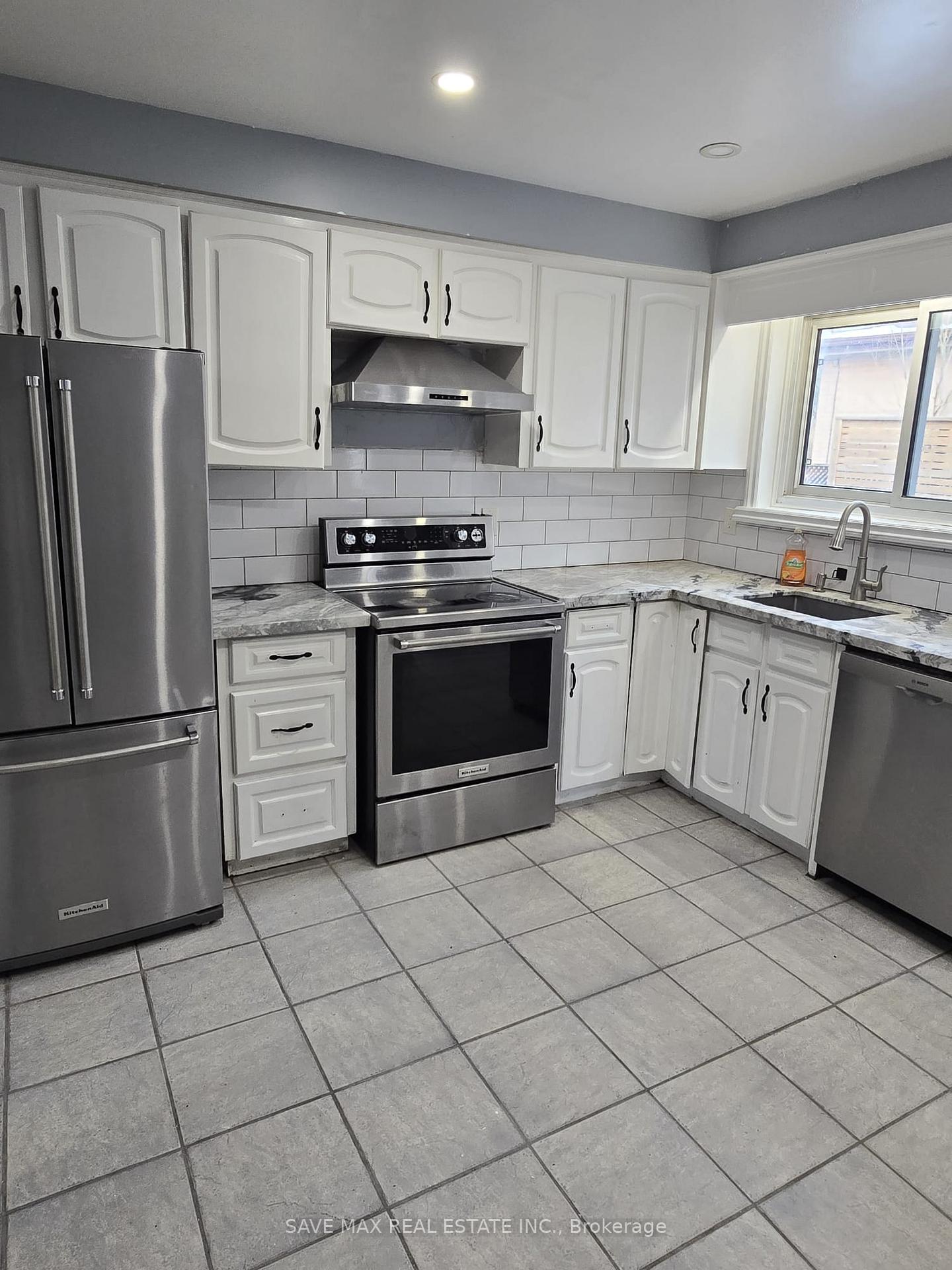 Photo 3 of 43 Braemar Drive, Brampton, Avondale — HOMEH