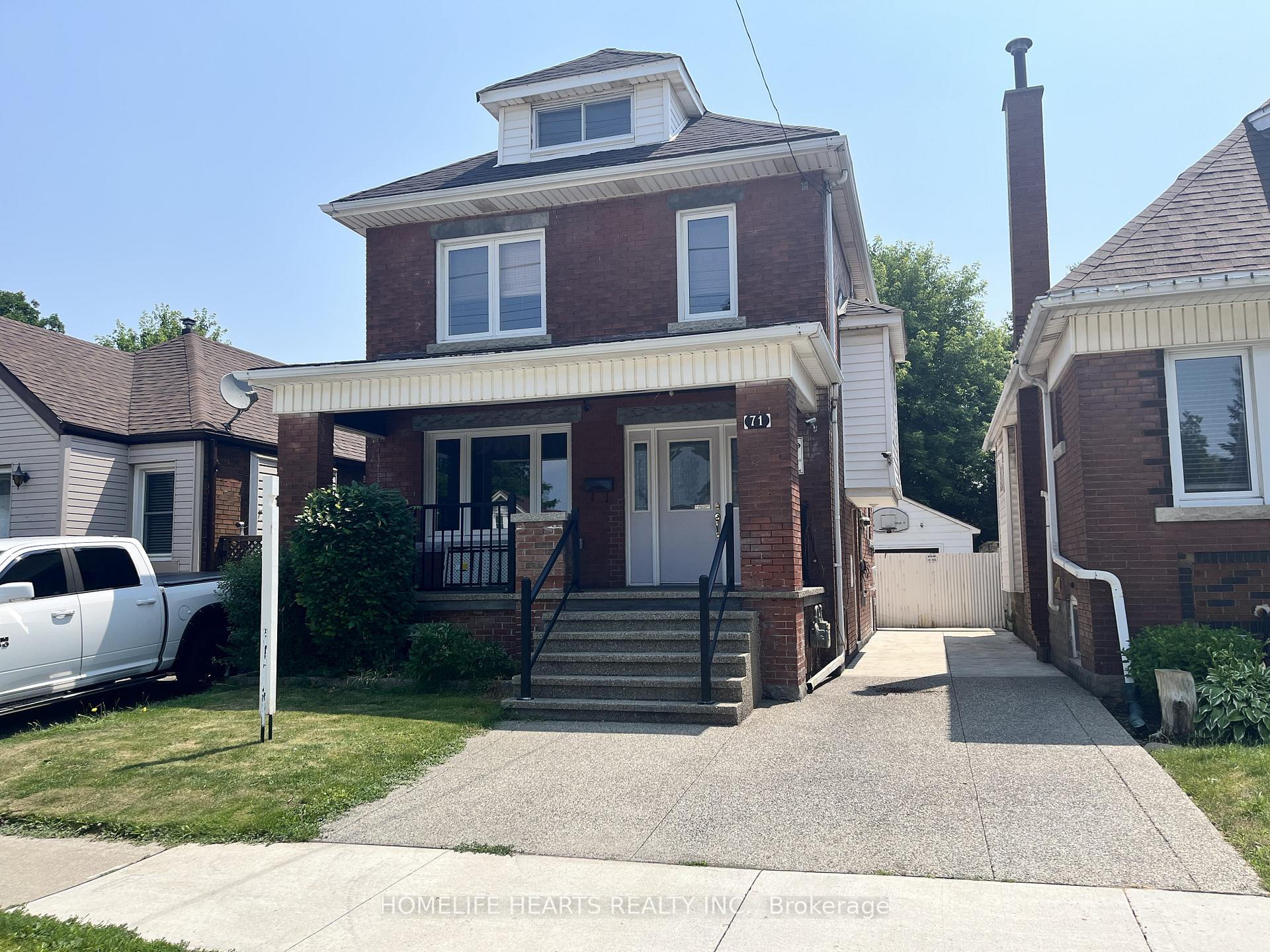 Front of 71 Kenilworth Avenue S