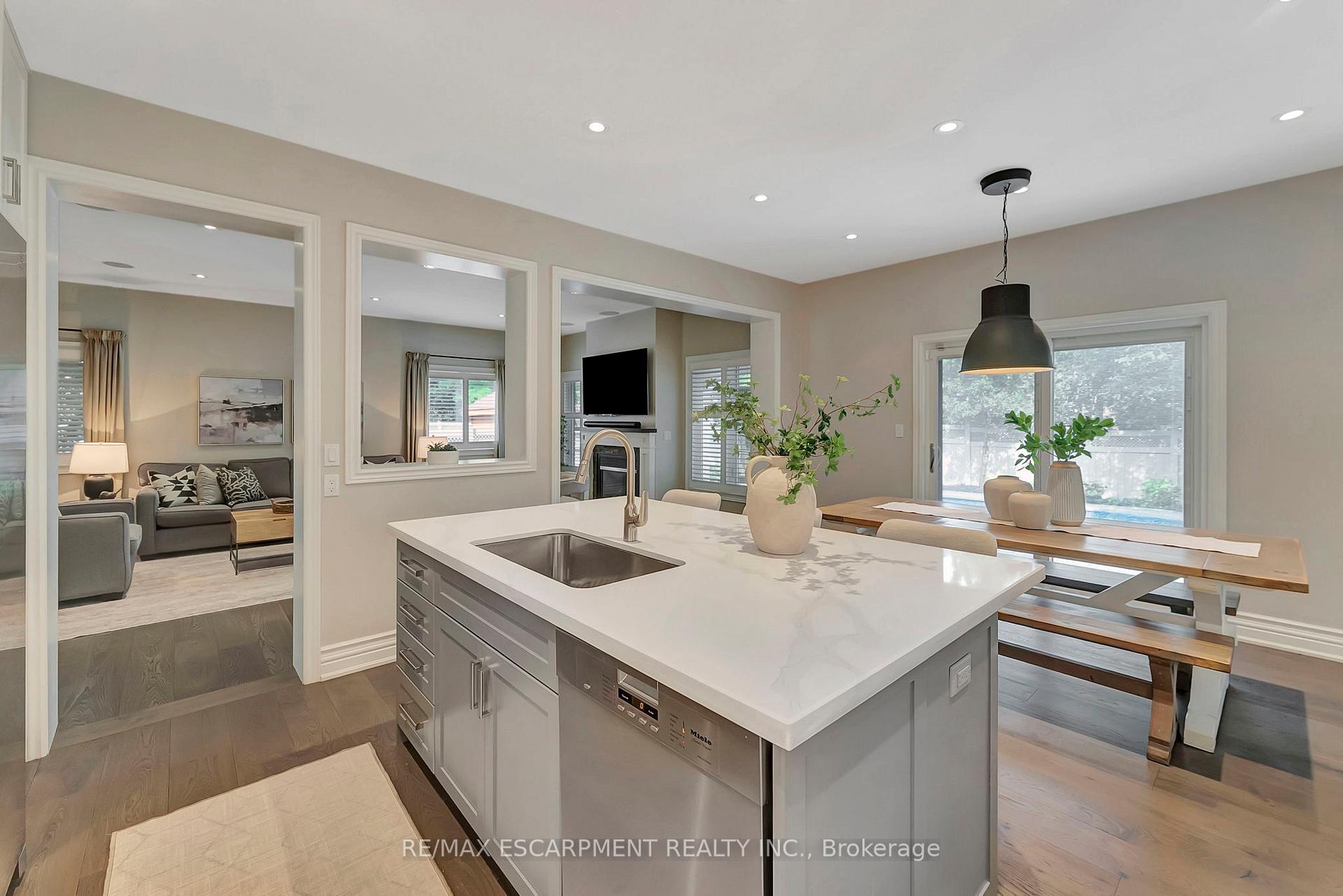 Photo 10 of 71 Commando Court, Hamilton, Waterdown — HOMEH