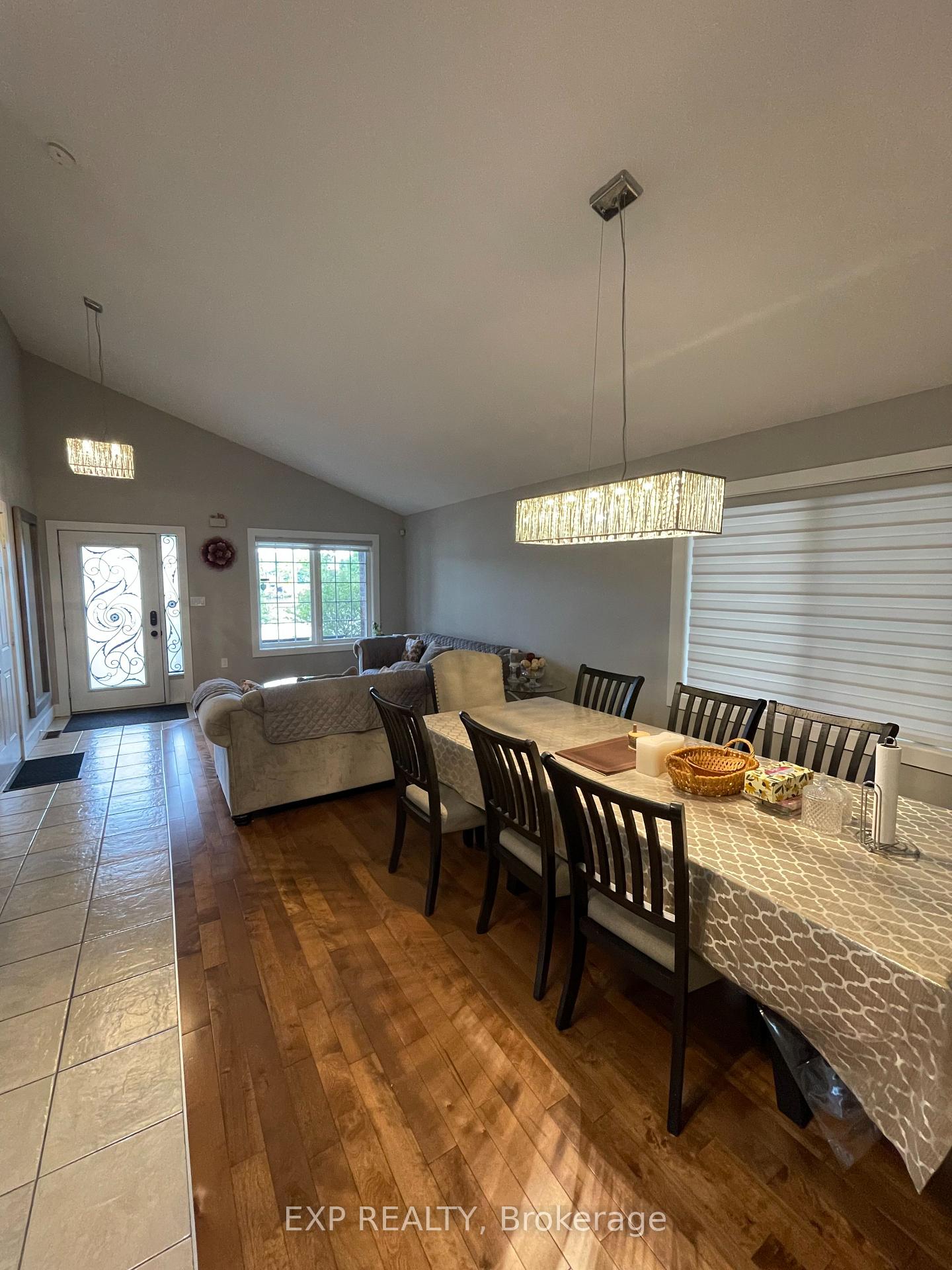 Photo 4 of 220 Pinehill Drive, Hamilton, Hannon — HOMEH