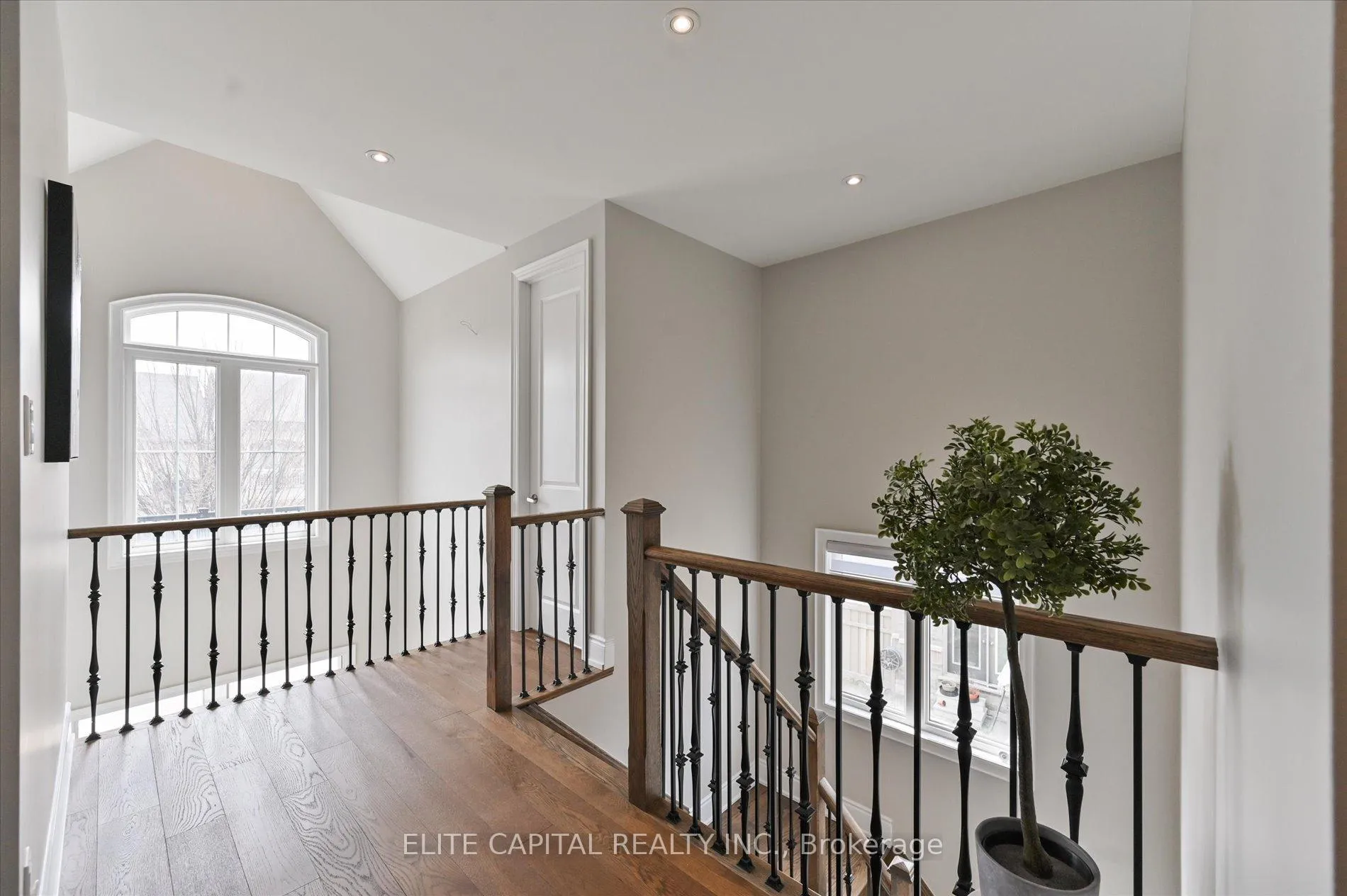 Photo 11 of 18 Rotondo Crescent, Vaughan, Kleinburg — HOMEH