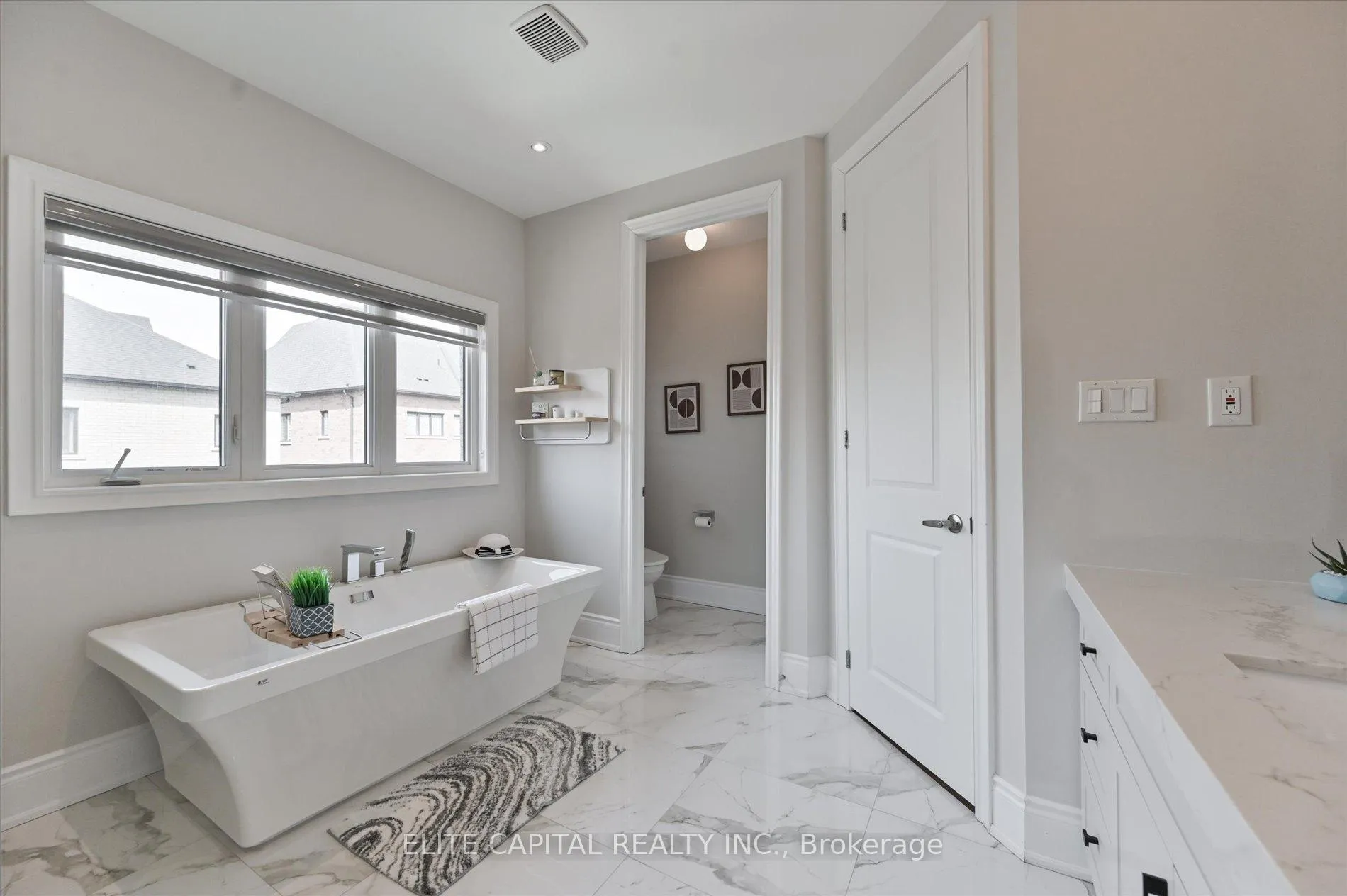 Photo 15 of 18 Rotondo Crescent, Vaughan, Kleinburg — HOMEH