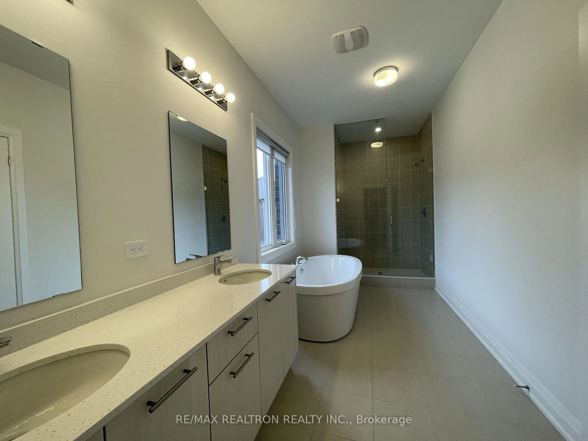 Photo 16 of 28 Tipp Drive, Richmond Hill, Rural Richmond Hill — HOMEH