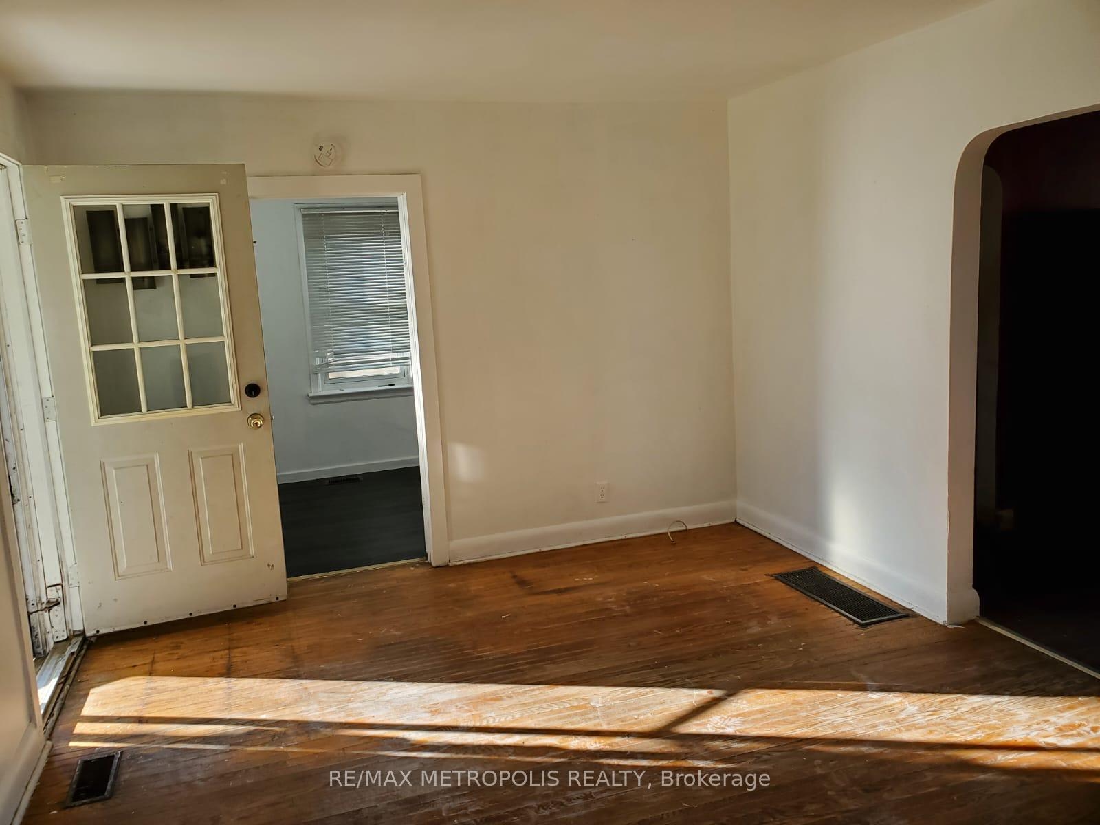 Photo 4 of 117 Duke Street, Clarington, Bowmanville — HOMEH