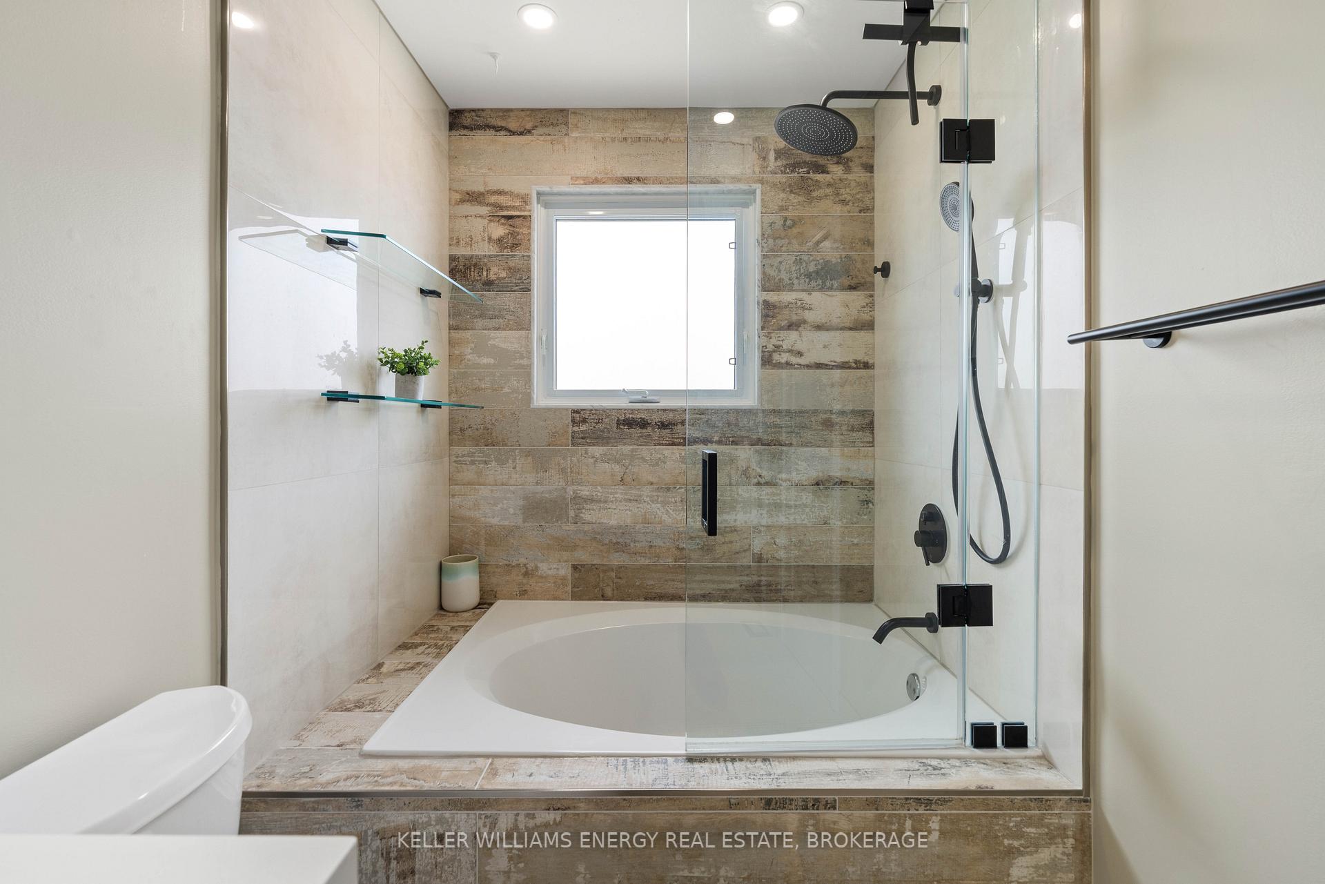 Photo 14 of 34 Moyse Drive, Clarington, Courtice — HOMEH