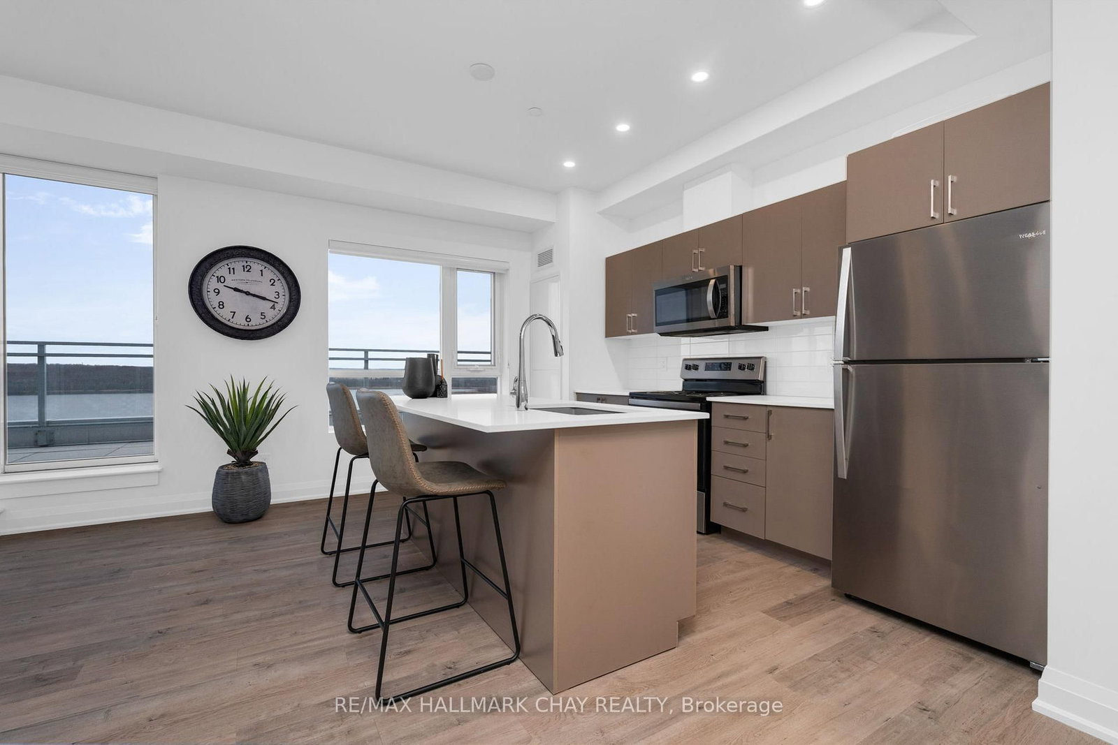 Photo 6 of Unit 1105, 58 Lakeside Terr, Barrie, Little Lake — HOMEH