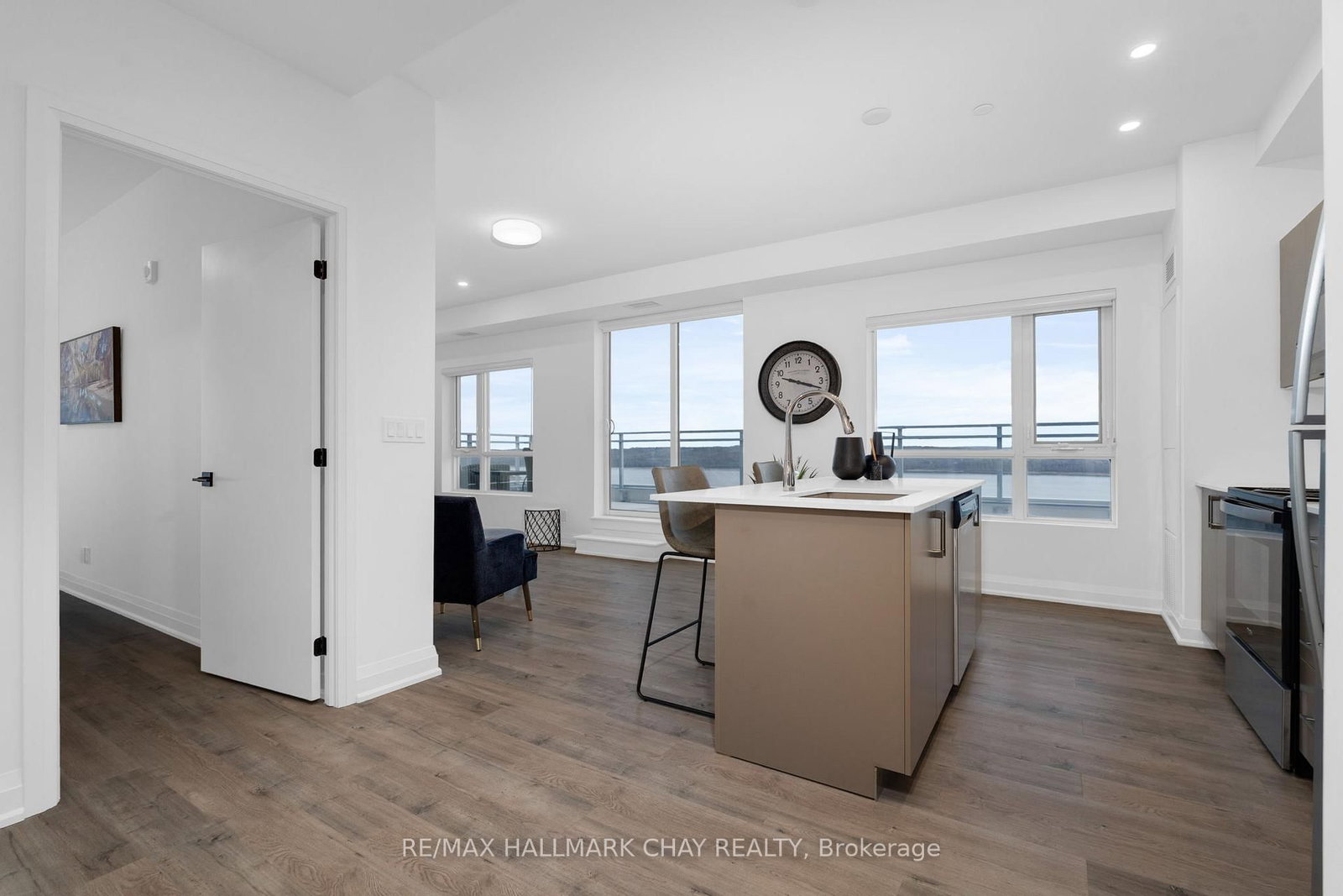 Photo 7 of Unit 1105, 58 Lakeside Terr, Barrie, Little Lake — HOMEH