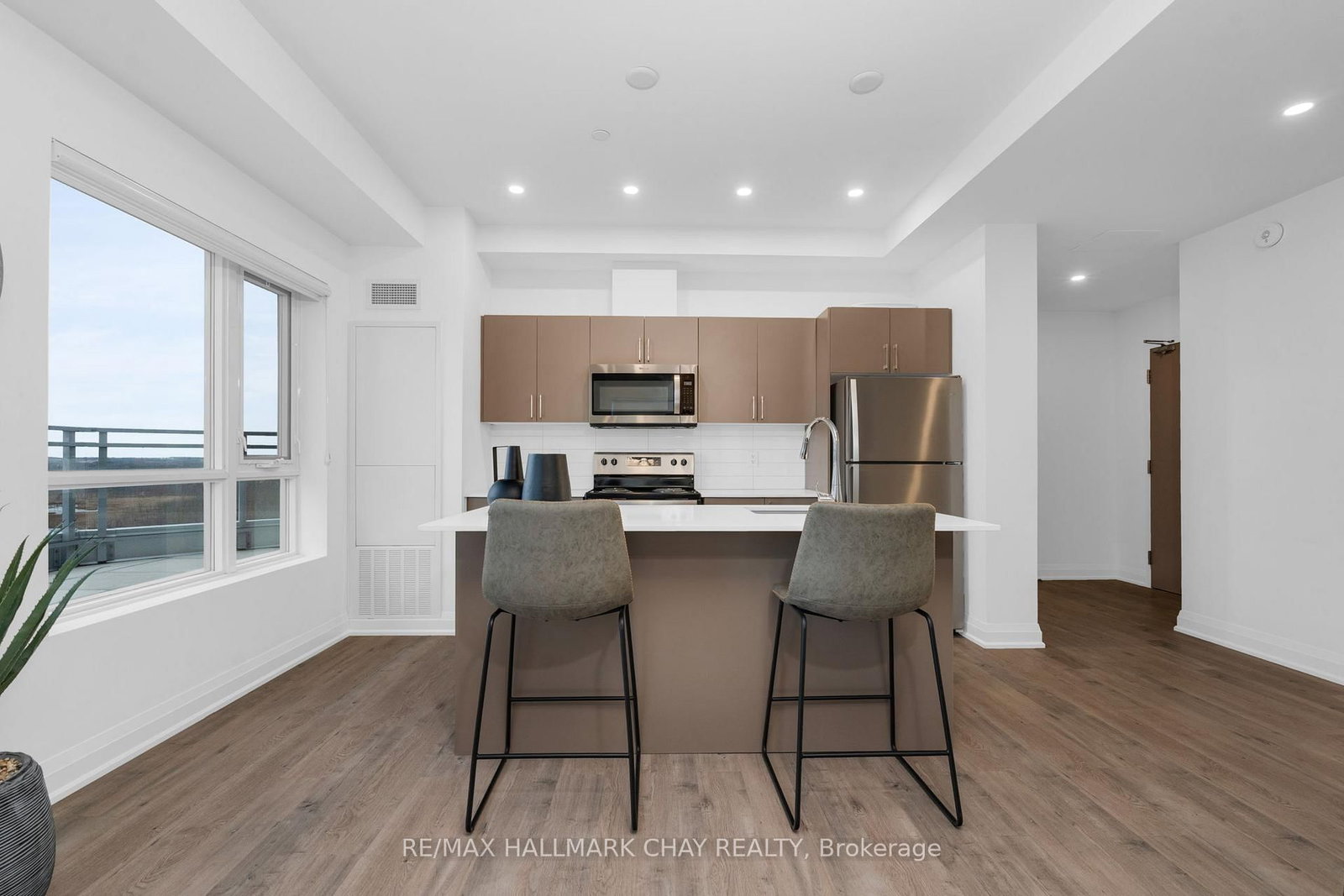 Photo 8 of Unit 1105, 58 Lakeside Terr, Barrie, Little Lake — HOMEH