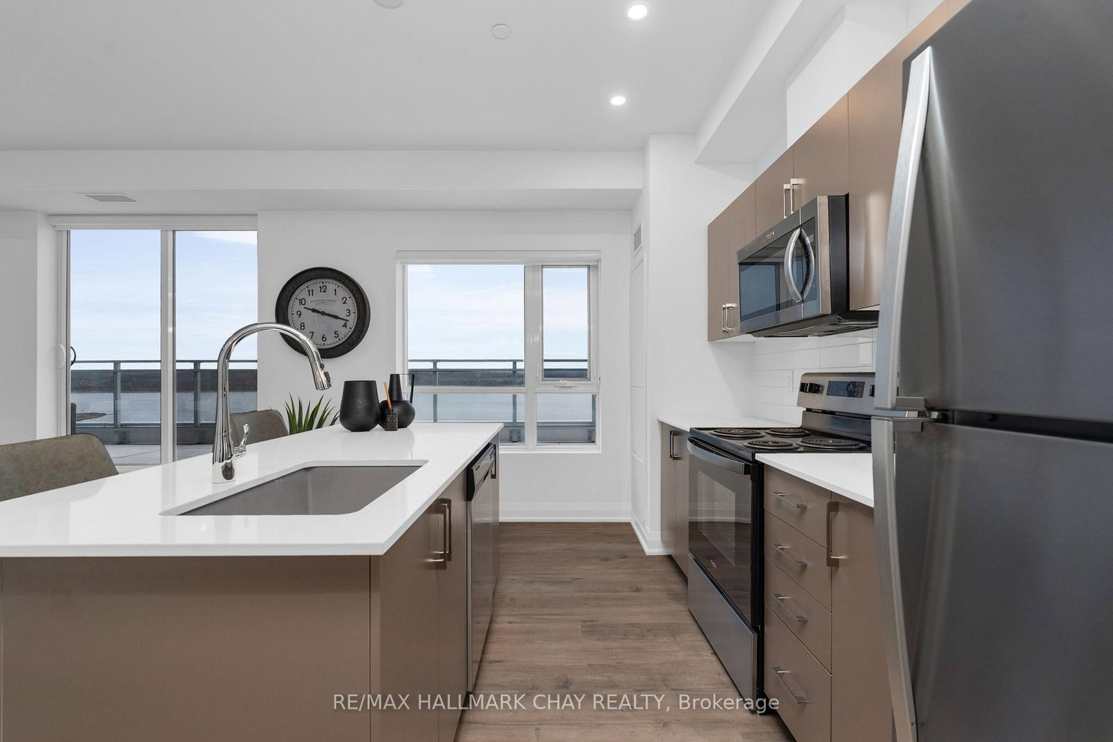 Photo 9 of Unit 1105, 58 Lakeside Terr, Barrie, Little Lake — HOMEH