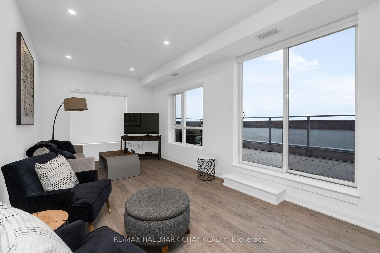 Photo 10 of Unit 1105, 58 Lakeside Terr, Barrie, Little Lake — HOMEH