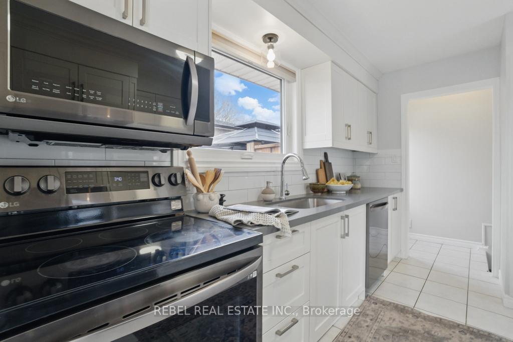 Photo 9 of 21 Strike Avenue, Clarington, Bowmanville — HOMEH