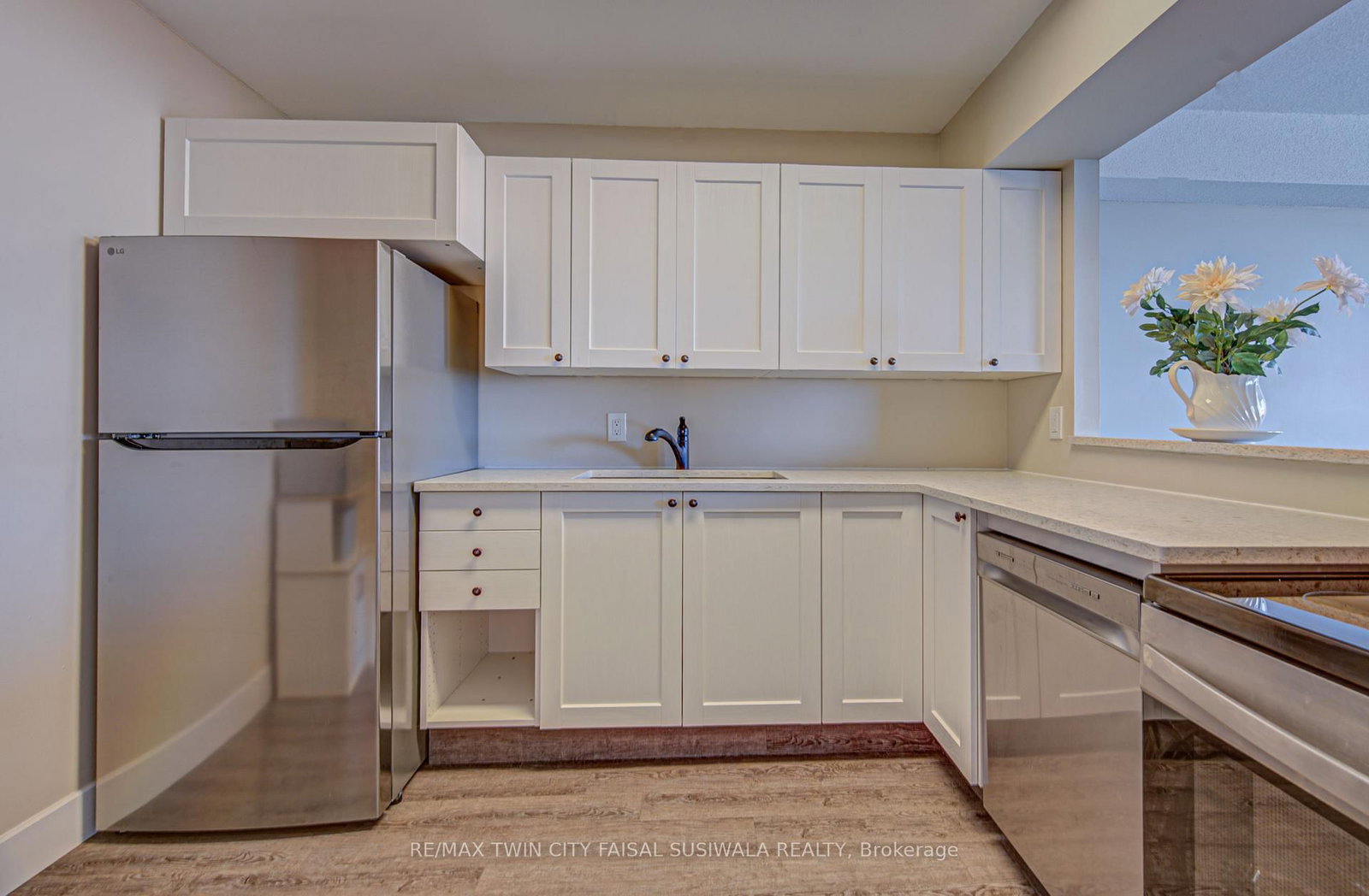 Photo 5 of Unit 610, 18 Holborn Crt, Kitchener — HOMEH