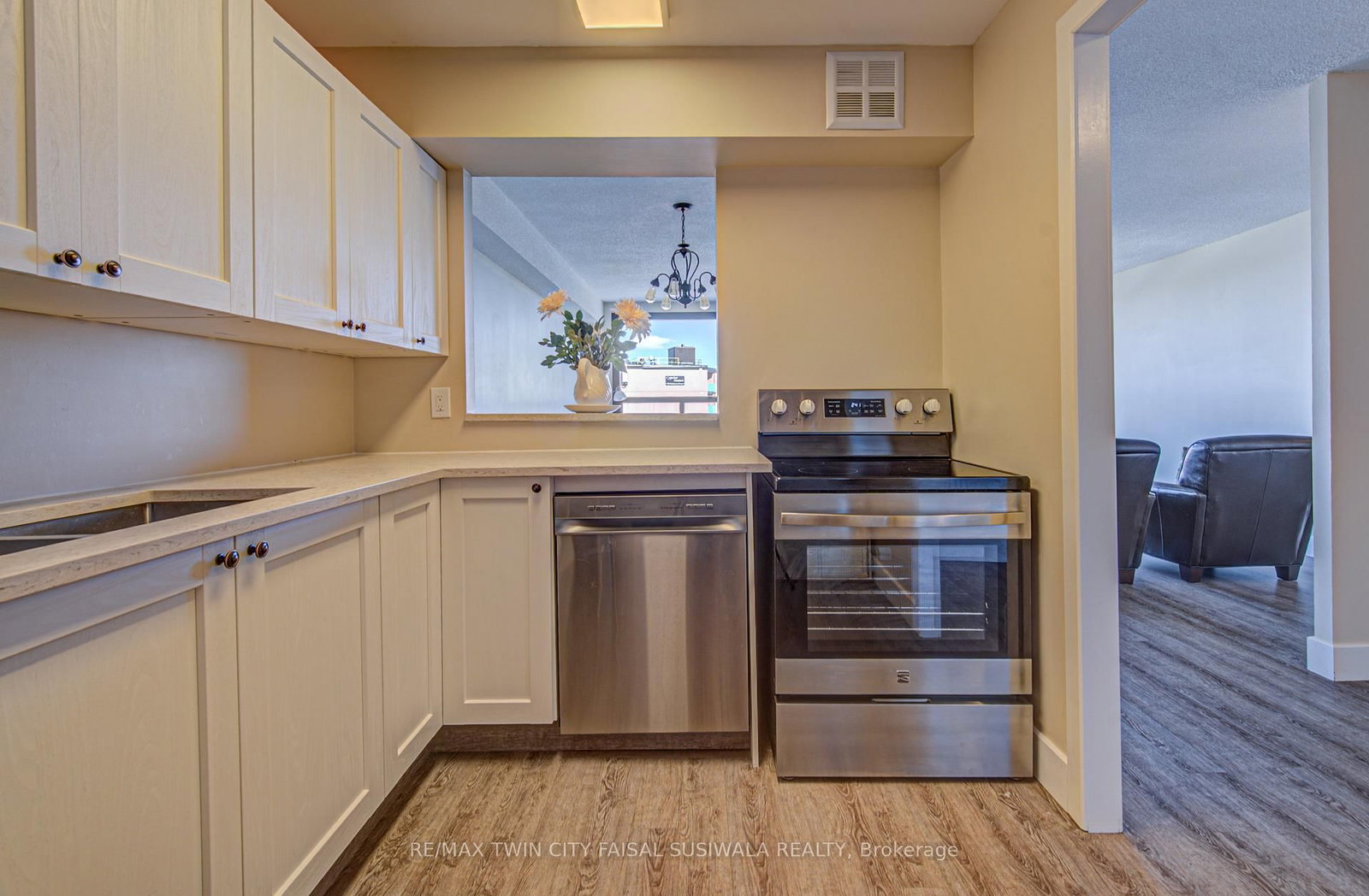 Photo 6 of Unit 610, 18 Holborn Crt, Kitchener — HOMEH