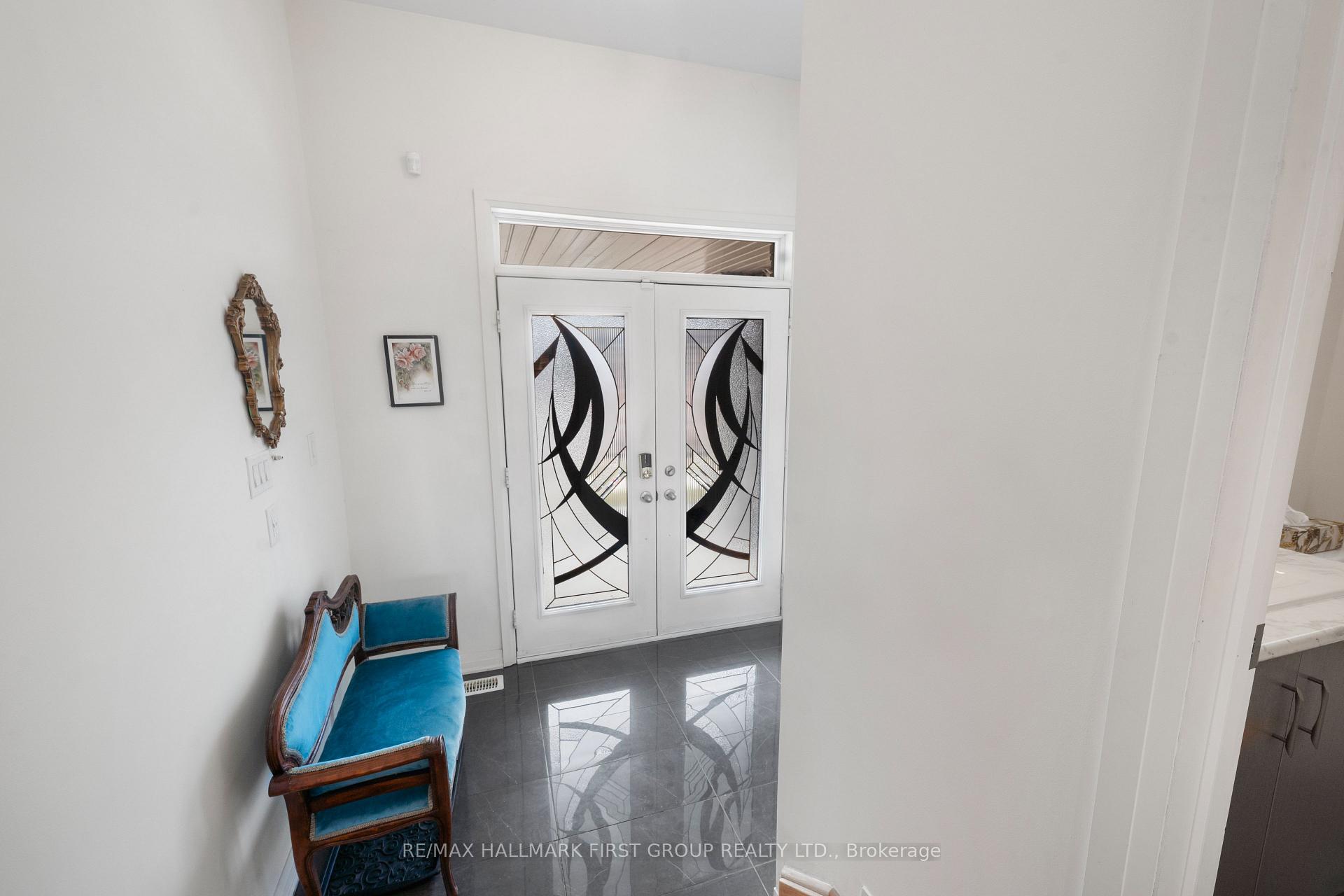Photo 3 of 27 Larkin Lane, Clarington, Bowmanville — HOMEH