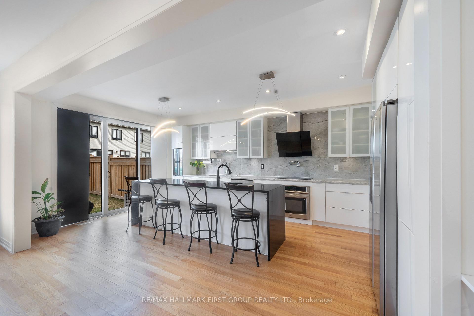 Photo 10 of 27 Larkin Lane, Clarington, Bowmanville — HOMEH