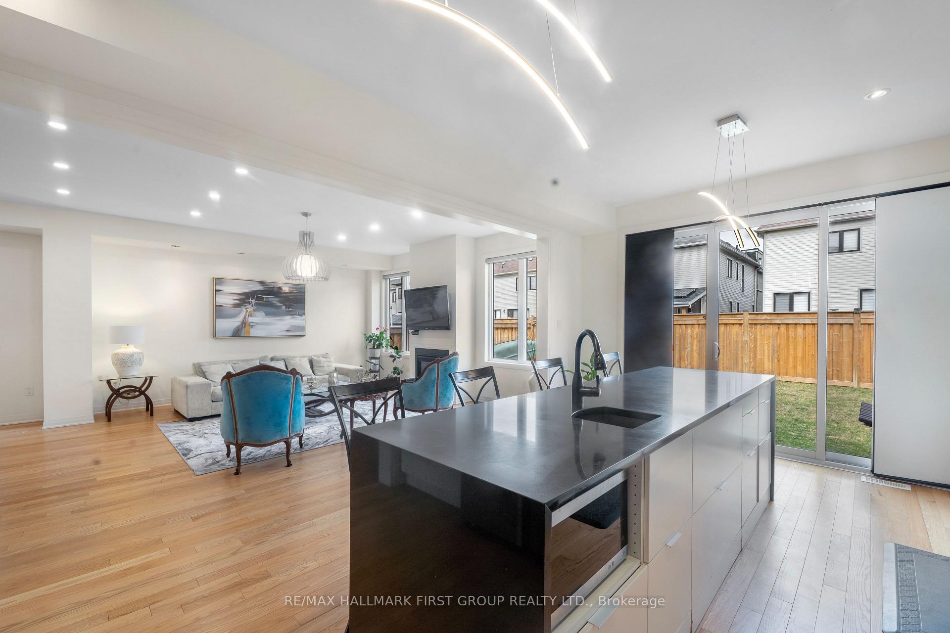 Photo 12 of 27 Larkin Lane, Clarington, Bowmanville — HOMEH