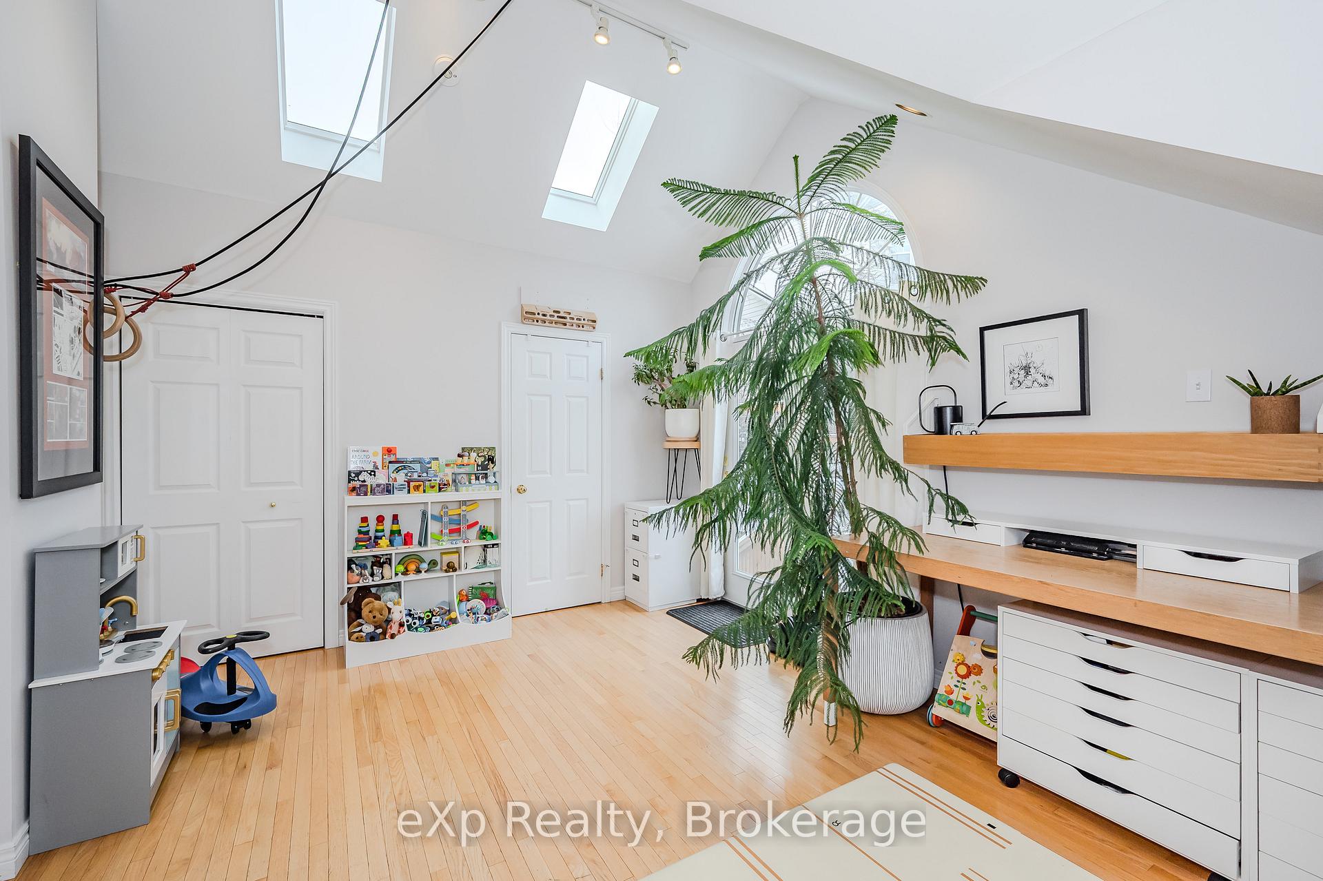 Photo 14 of 32 Tiffany Street E, Guelph, Exhibition Park — HOMEH