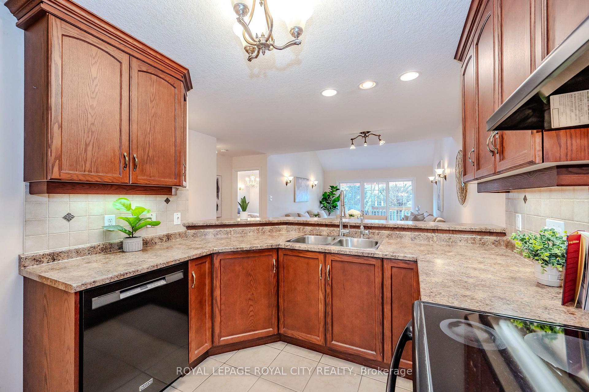 Photo 10 of 101 Mcarthur Crescent, Guelph, Pineridge/Westminster Woods — HOMEH