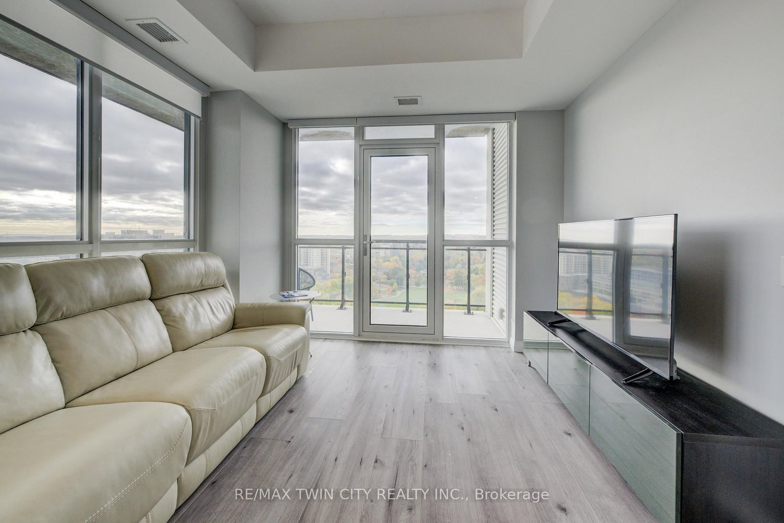 Photo 2 of Unit 1805, 60 Charles St W, Kitchener, City Commercial Core — HOMEH