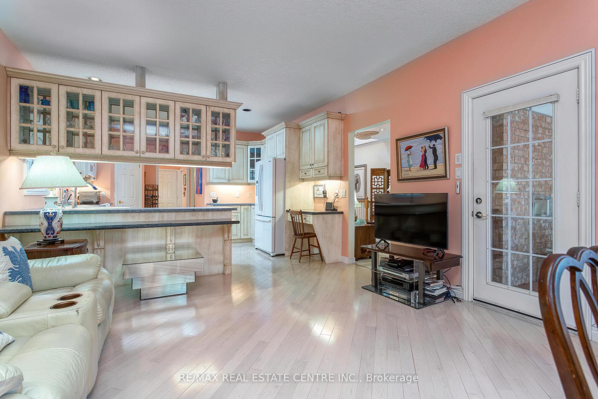 Photo 10 of Unit 5, 271 Riverview Place, Guelph, Riverside Park — HOMEH