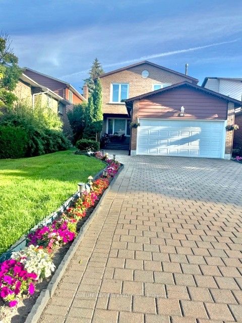 Photo 2 of 23 Holm Crescent, Markham, Aileen-Willowbrook — HOMEH